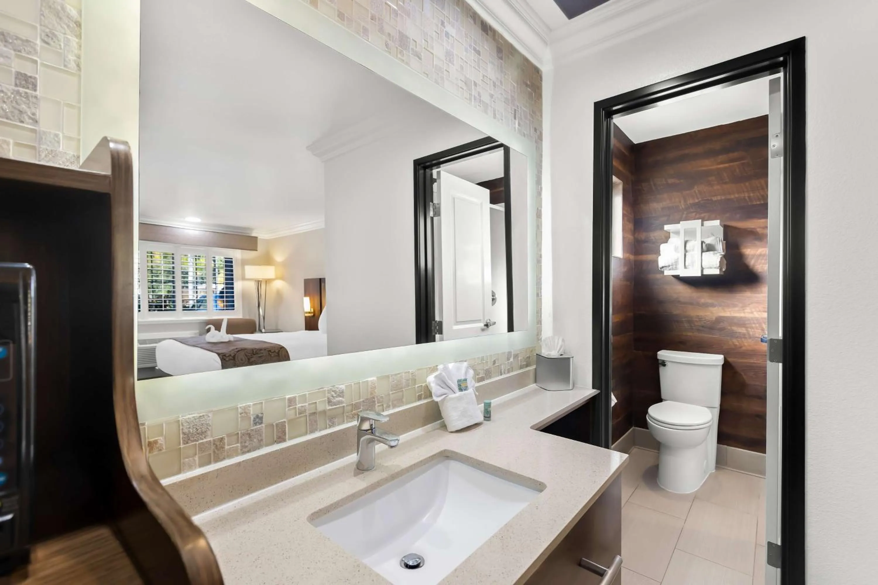 Bathroom, Bed in Best Western University Inn Santa Clara