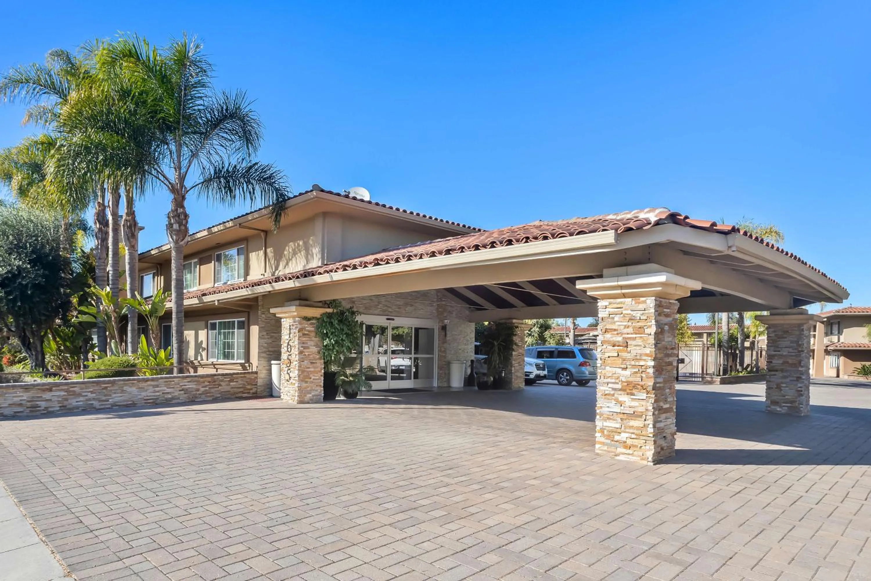 Property building in Best Western University Inn Santa Clara