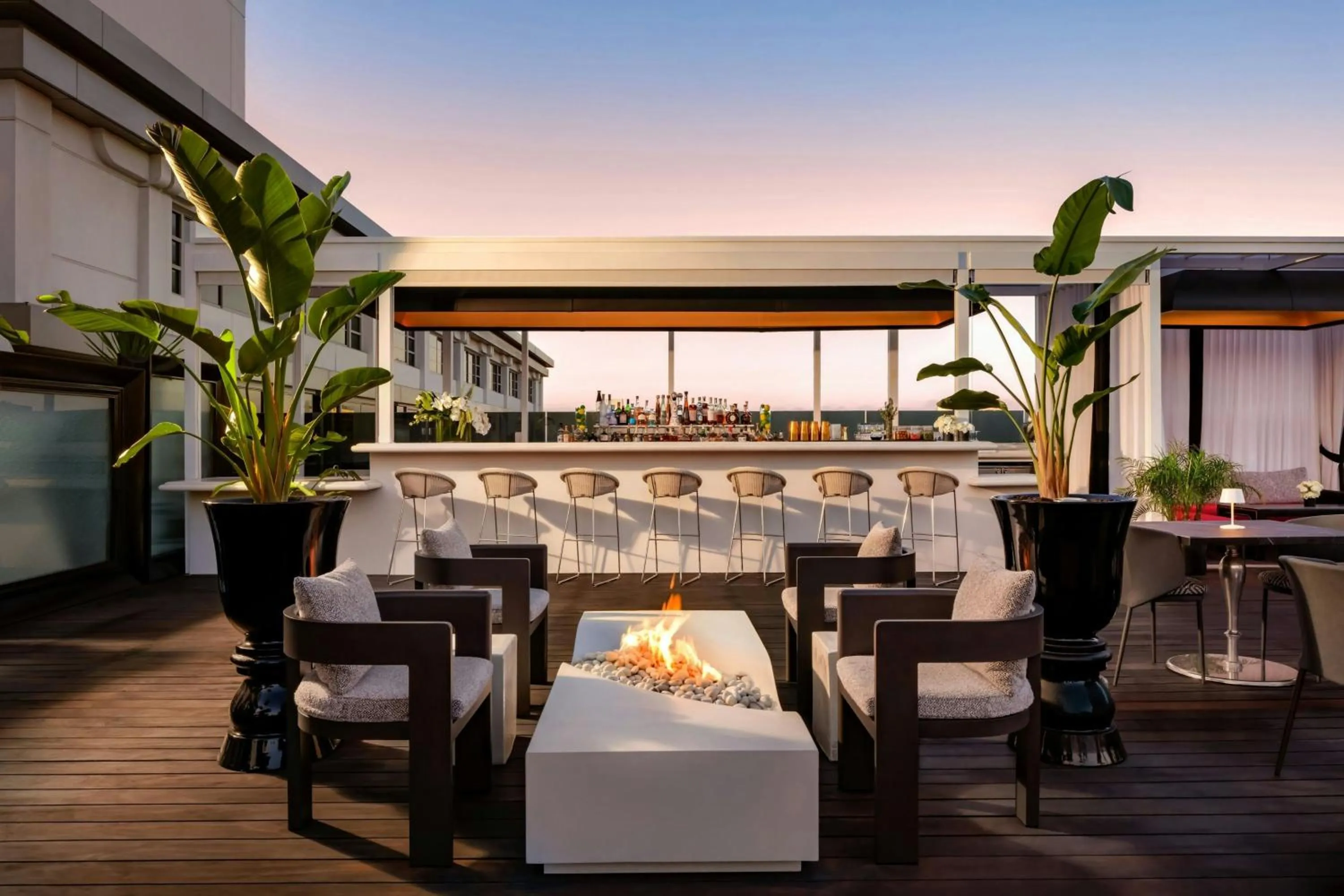 Lounge or bar in SLS Hotel, a Luxury Collection Hotel, Beverly Hills