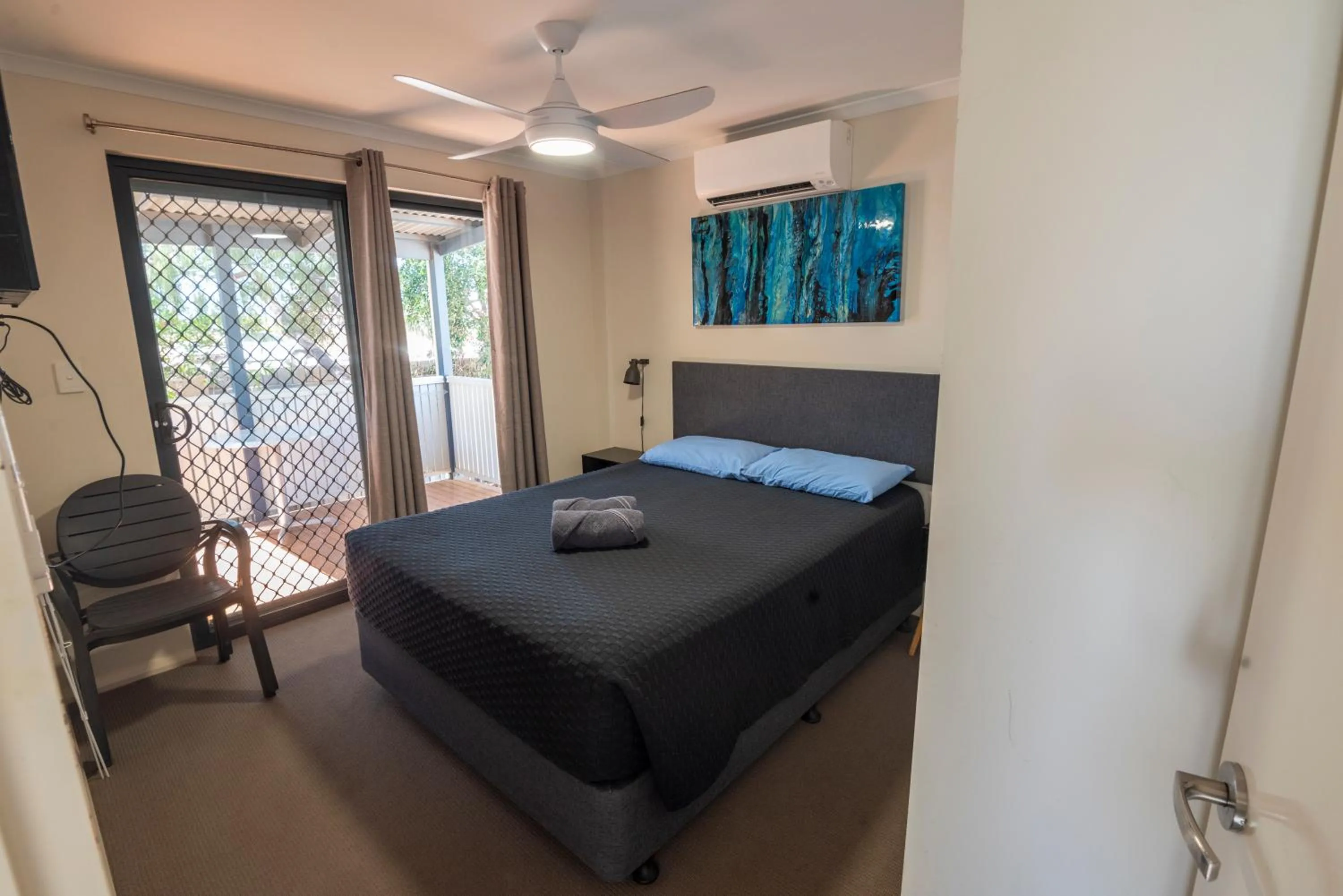 Patio, Bed in Jurien Bay Tourist Park