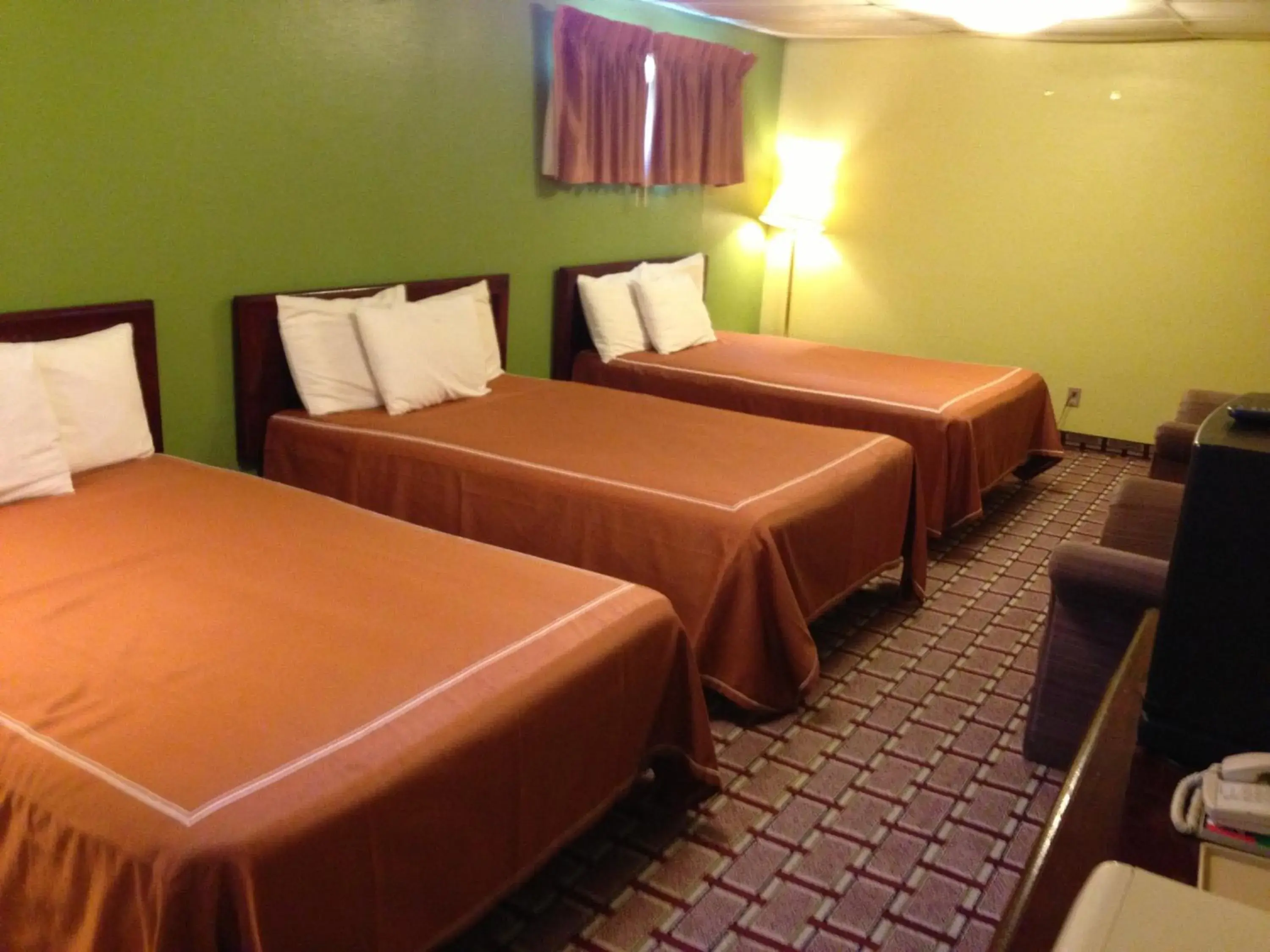 Family Room in Red Carpet Inn Niagara Falls Family Room in Red Carpet Inn Niagara Falls