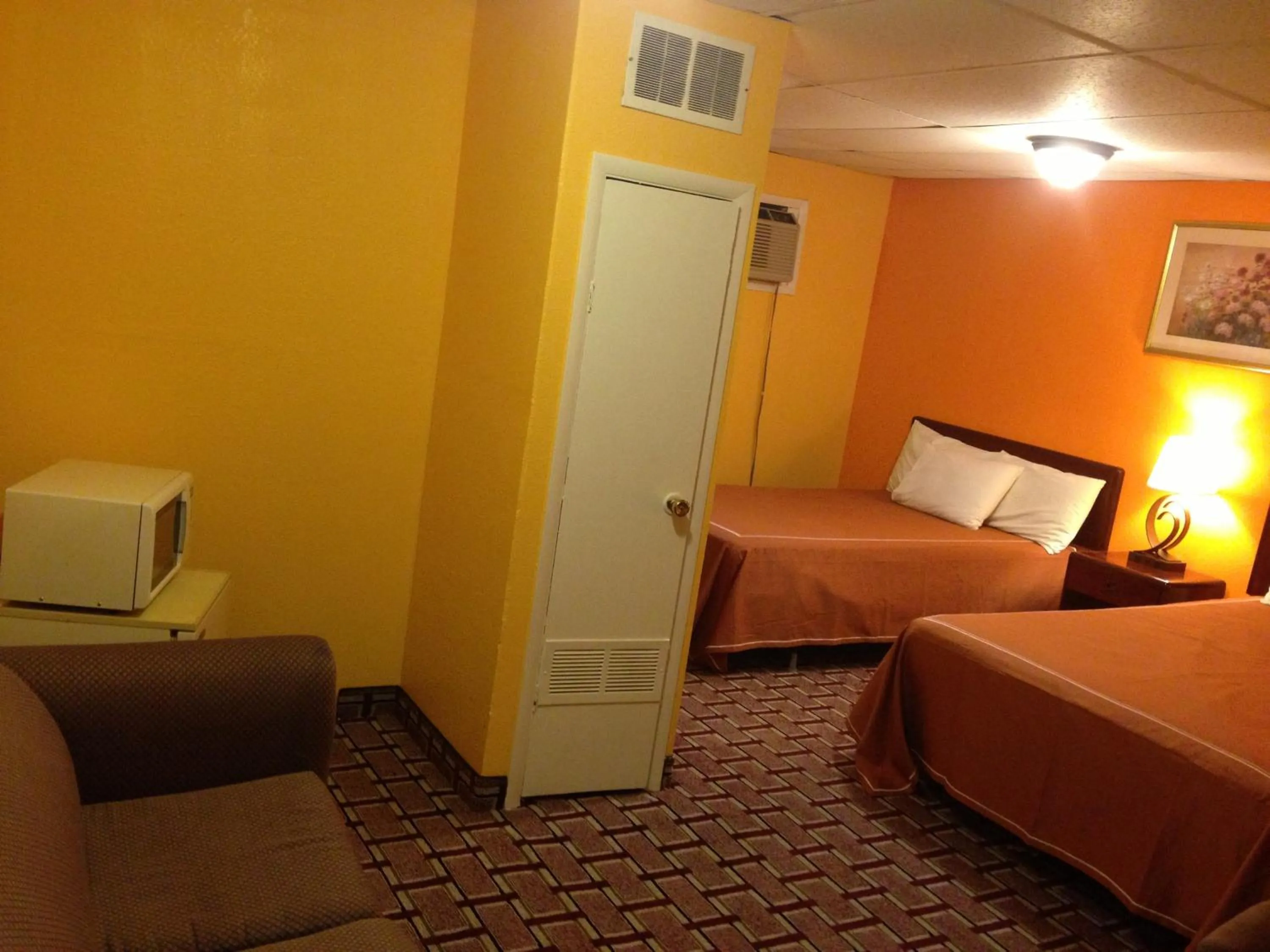 Bedroom in Red Carpet Inn Niagara Falls