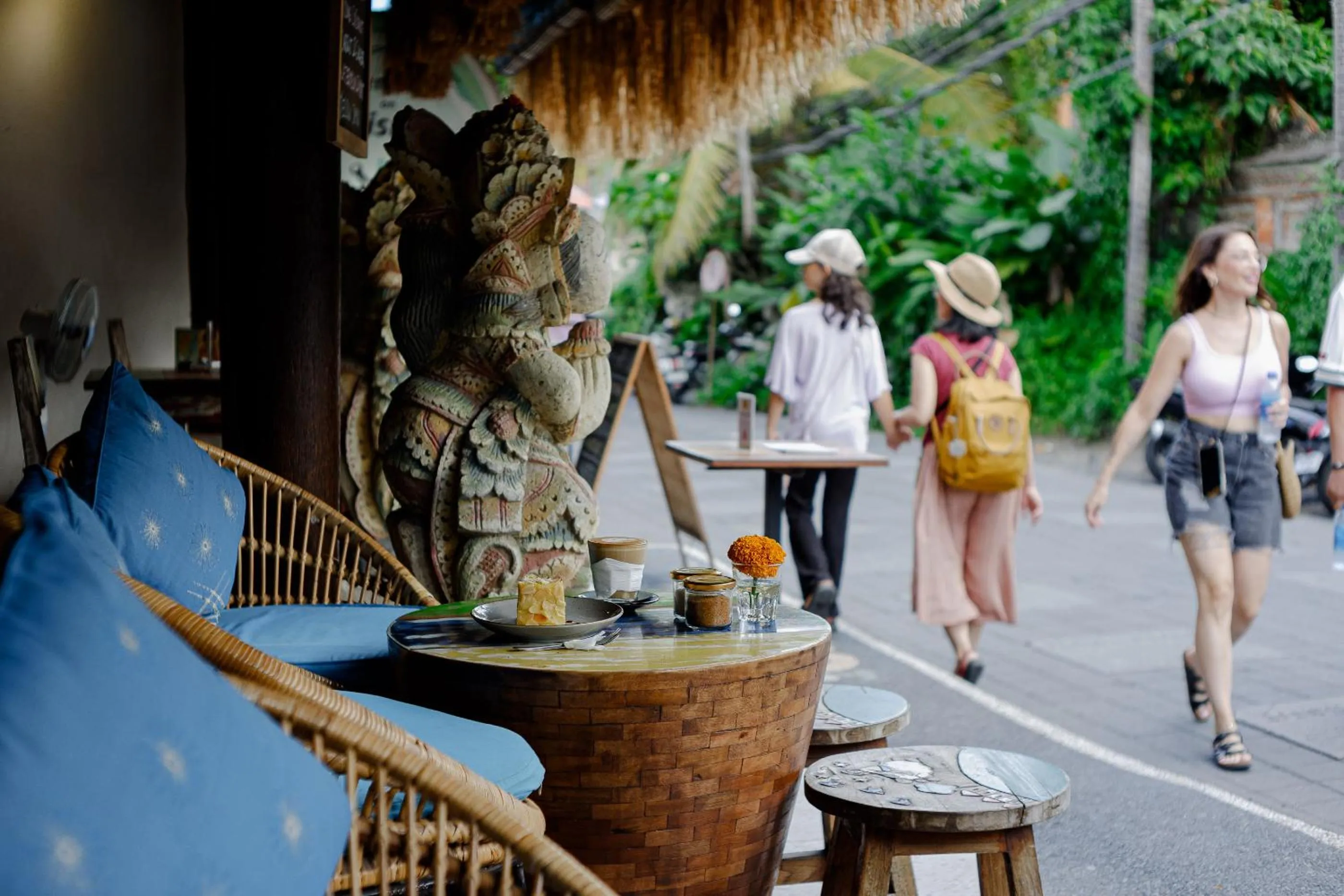 Restaurant/places to eat in Sama's Cottages and Villas