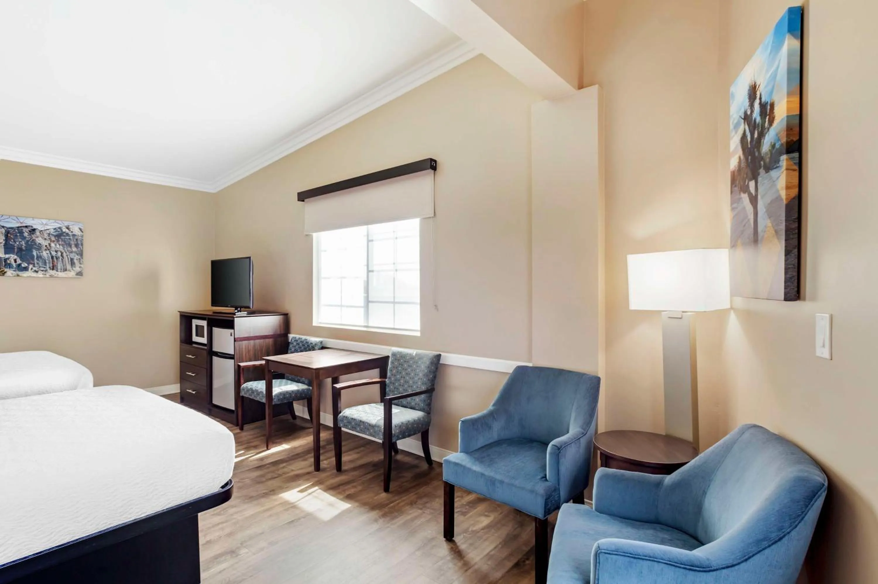 Bedroom in Best Western China Lake Inn