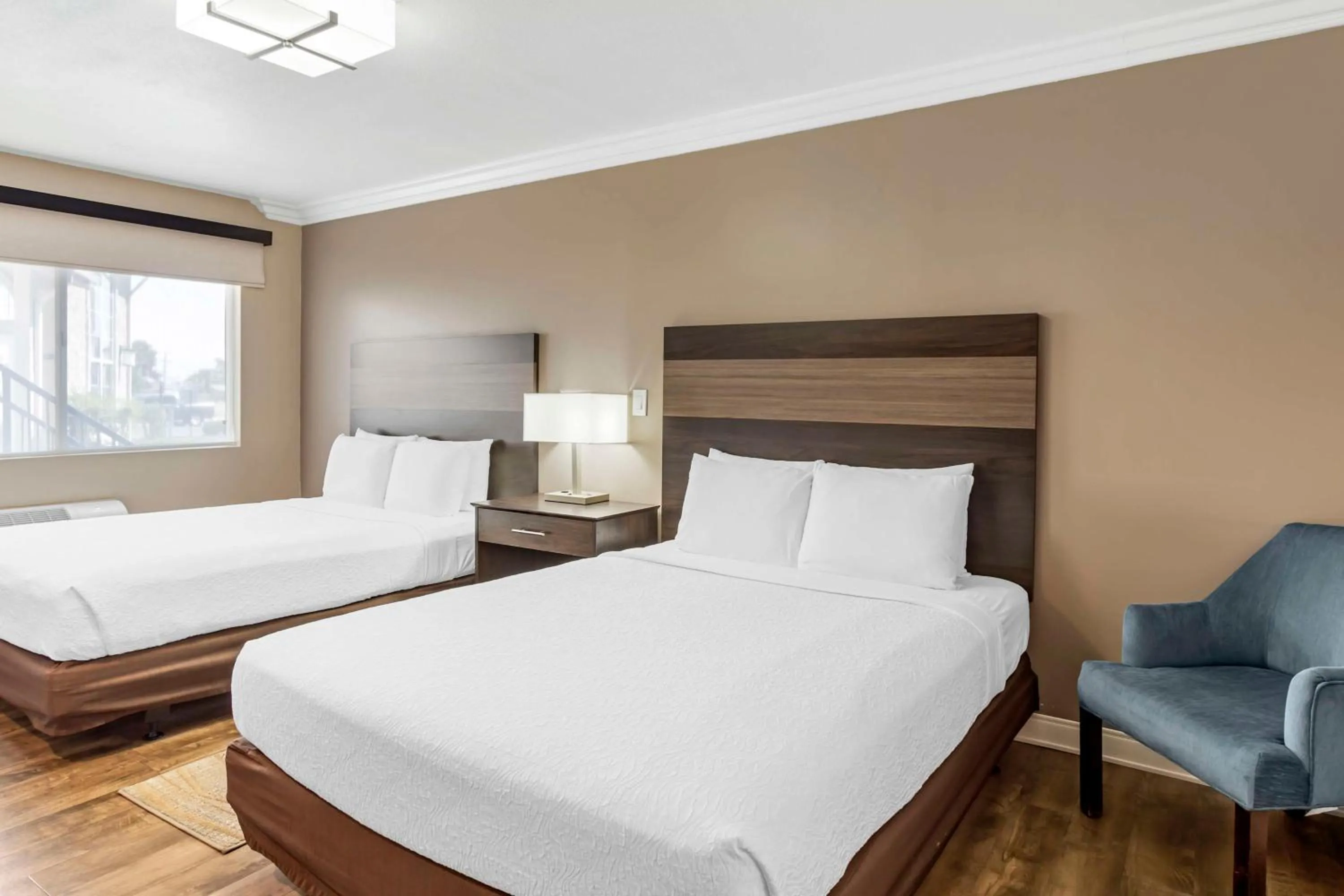 Bedroom, Bed in Best Western China Lake Inn