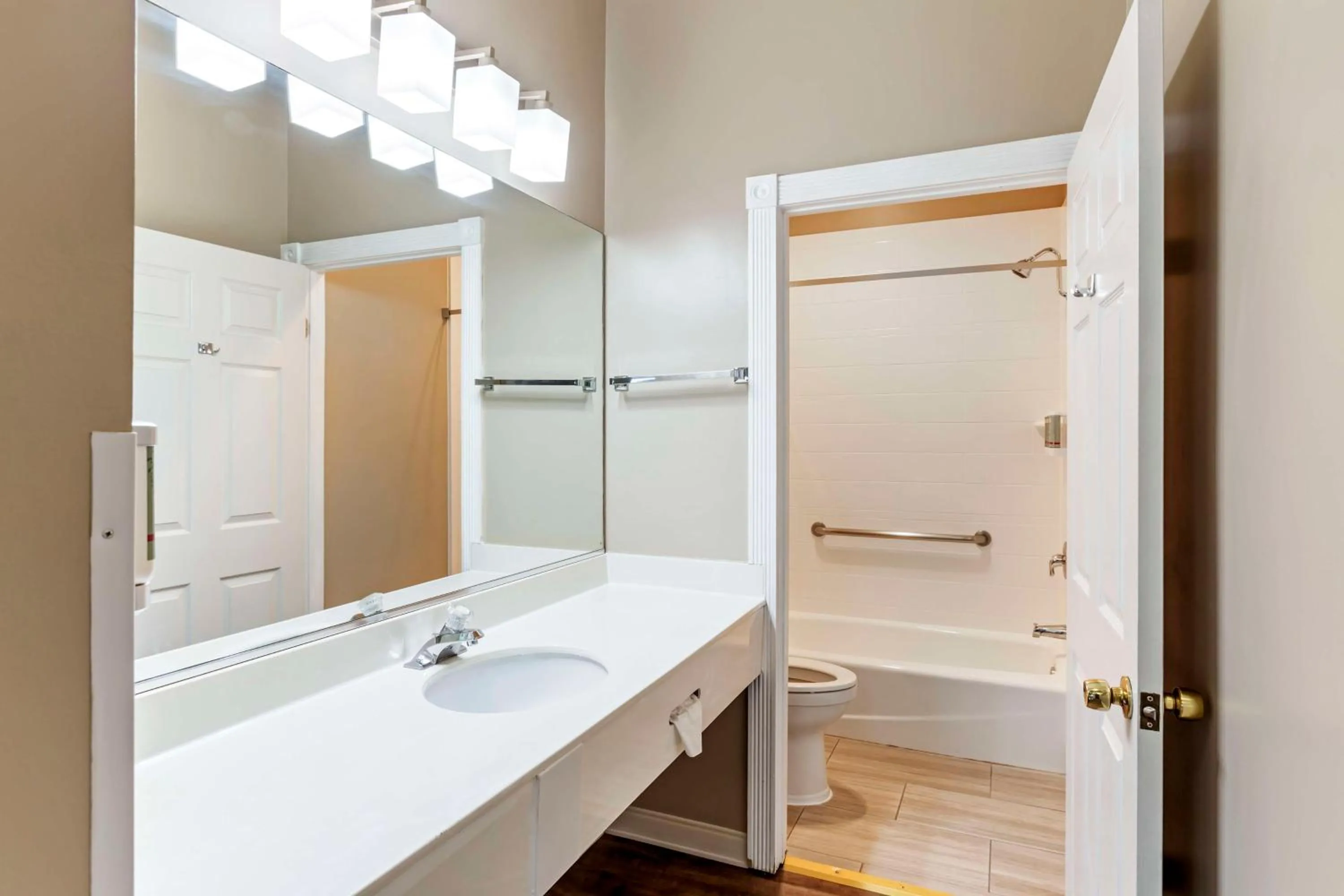 Bathroom in Best Western China Lake Inn