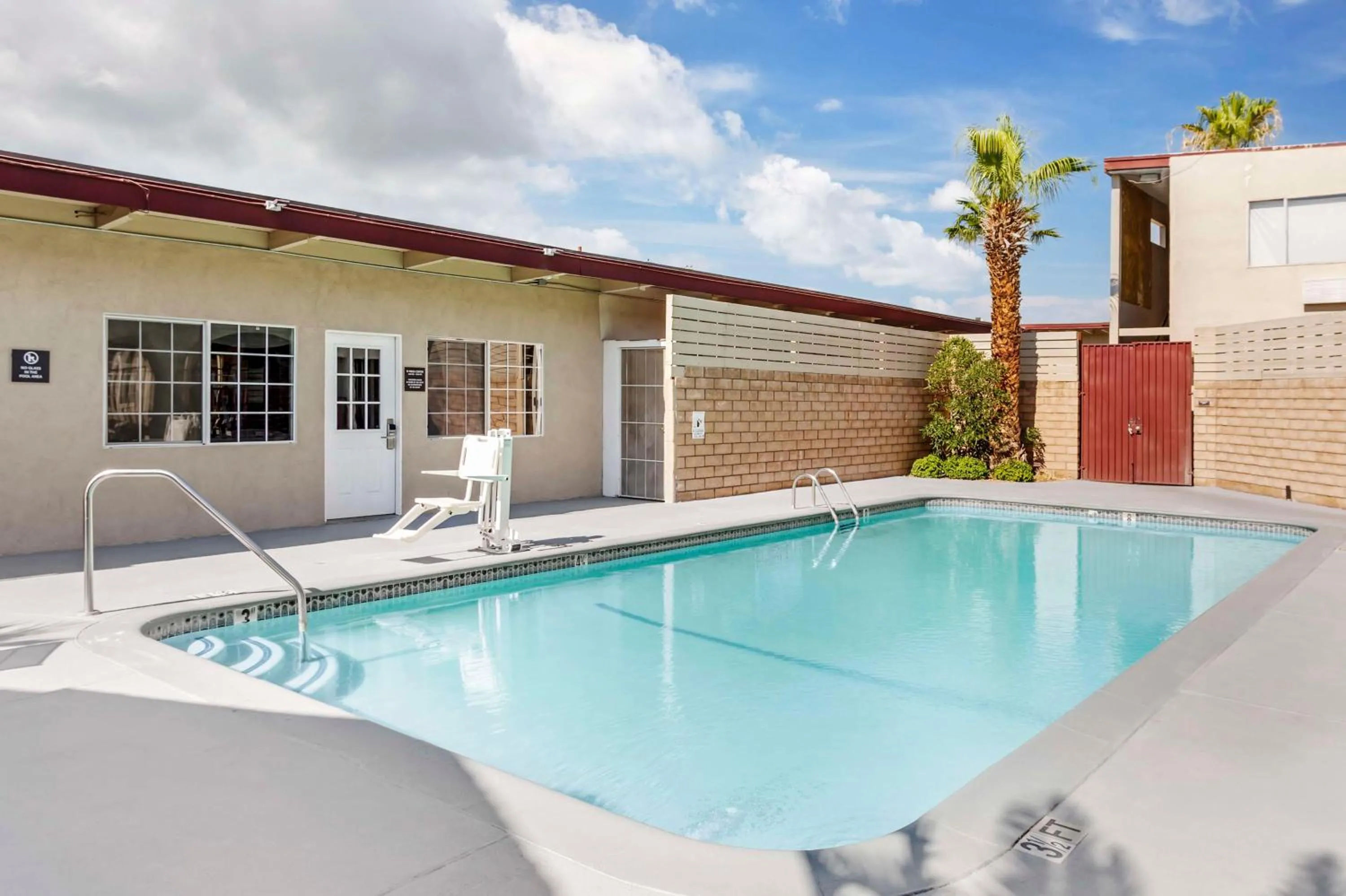 Pool view in Best Western China Lake Inn