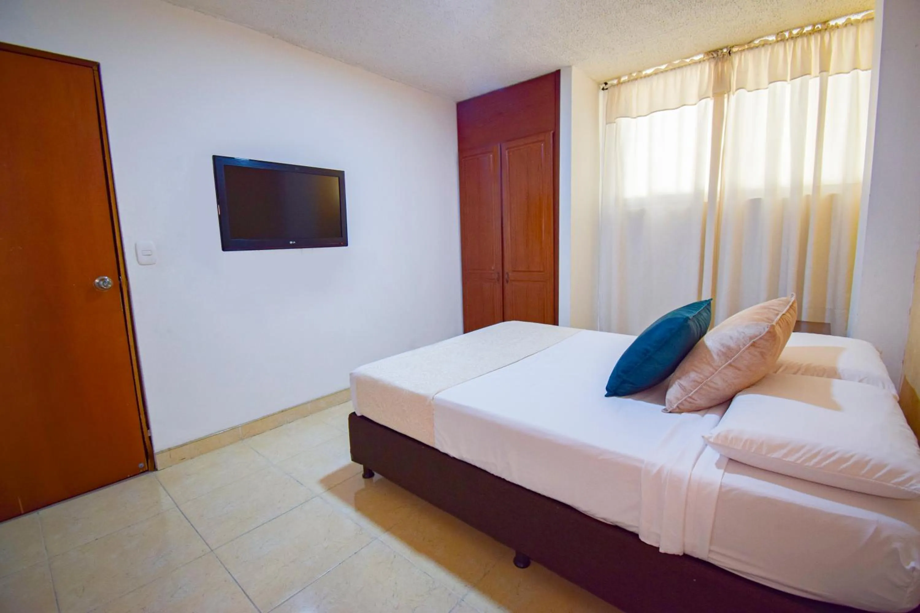 Communal lounge/ TV room, Bed in Hotel Toledo Plaza