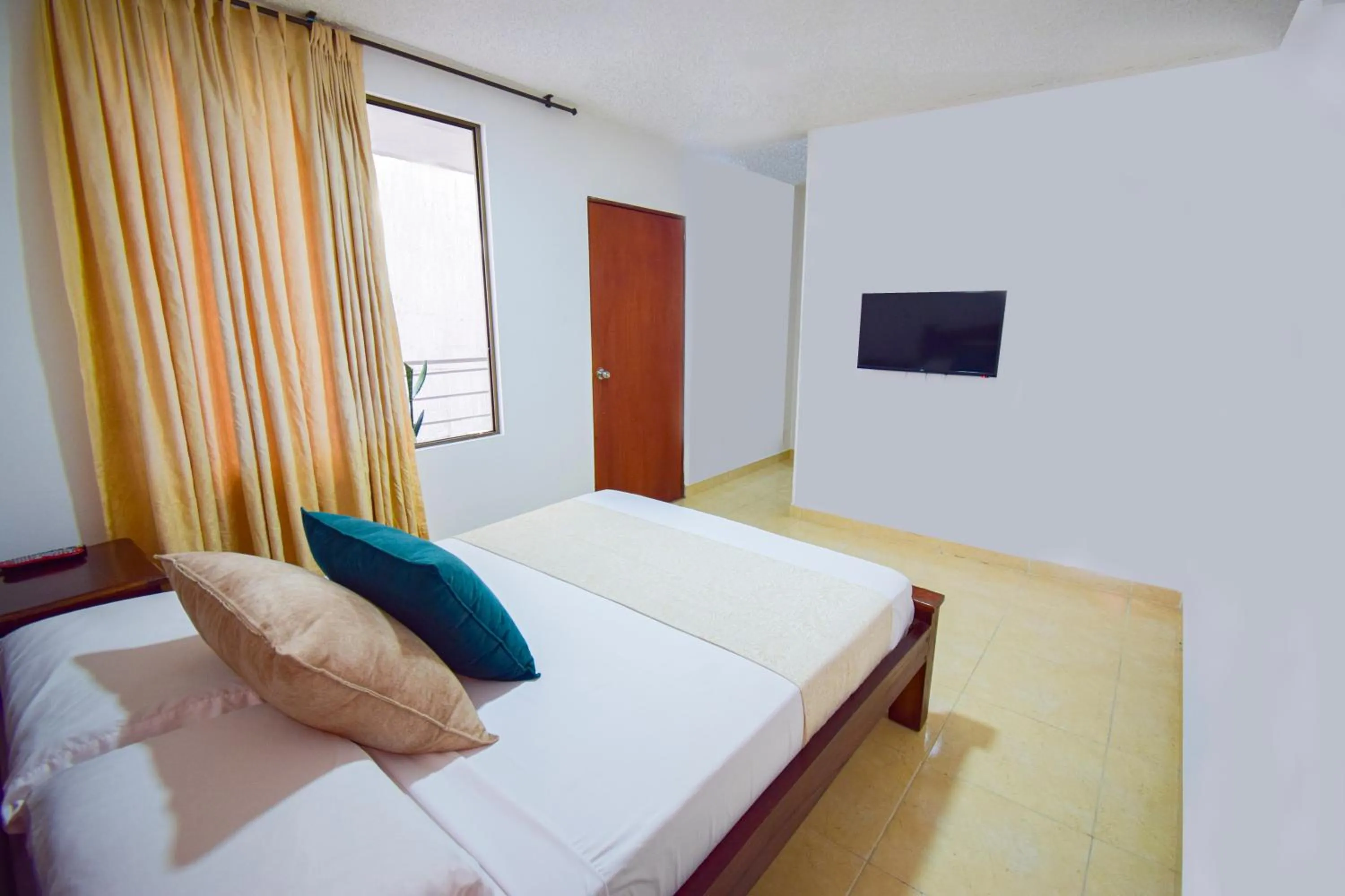 Communal lounge/ TV room, Bed in Hotel Toledo Plaza