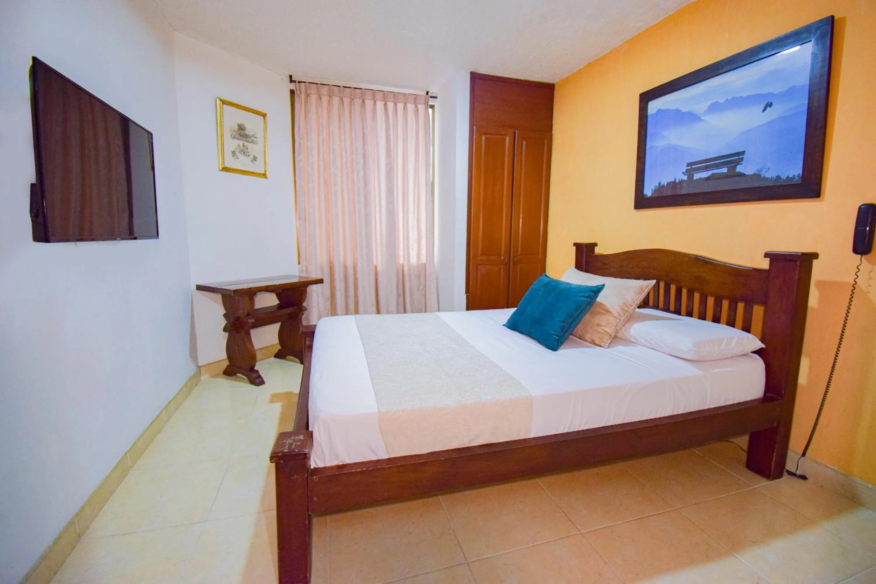 Bed in Hotel Toledo Plaza