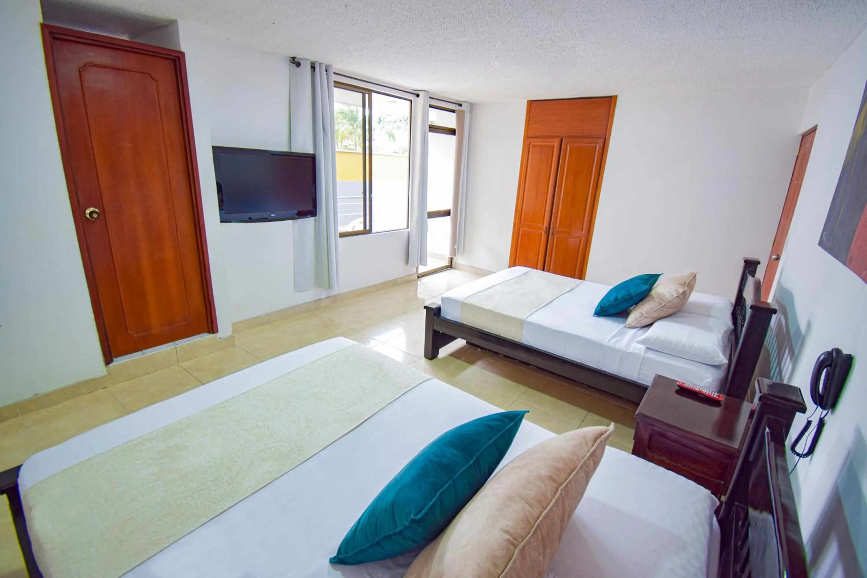 Communal lounge/ TV room, Bed in Hotel Toledo Plaza