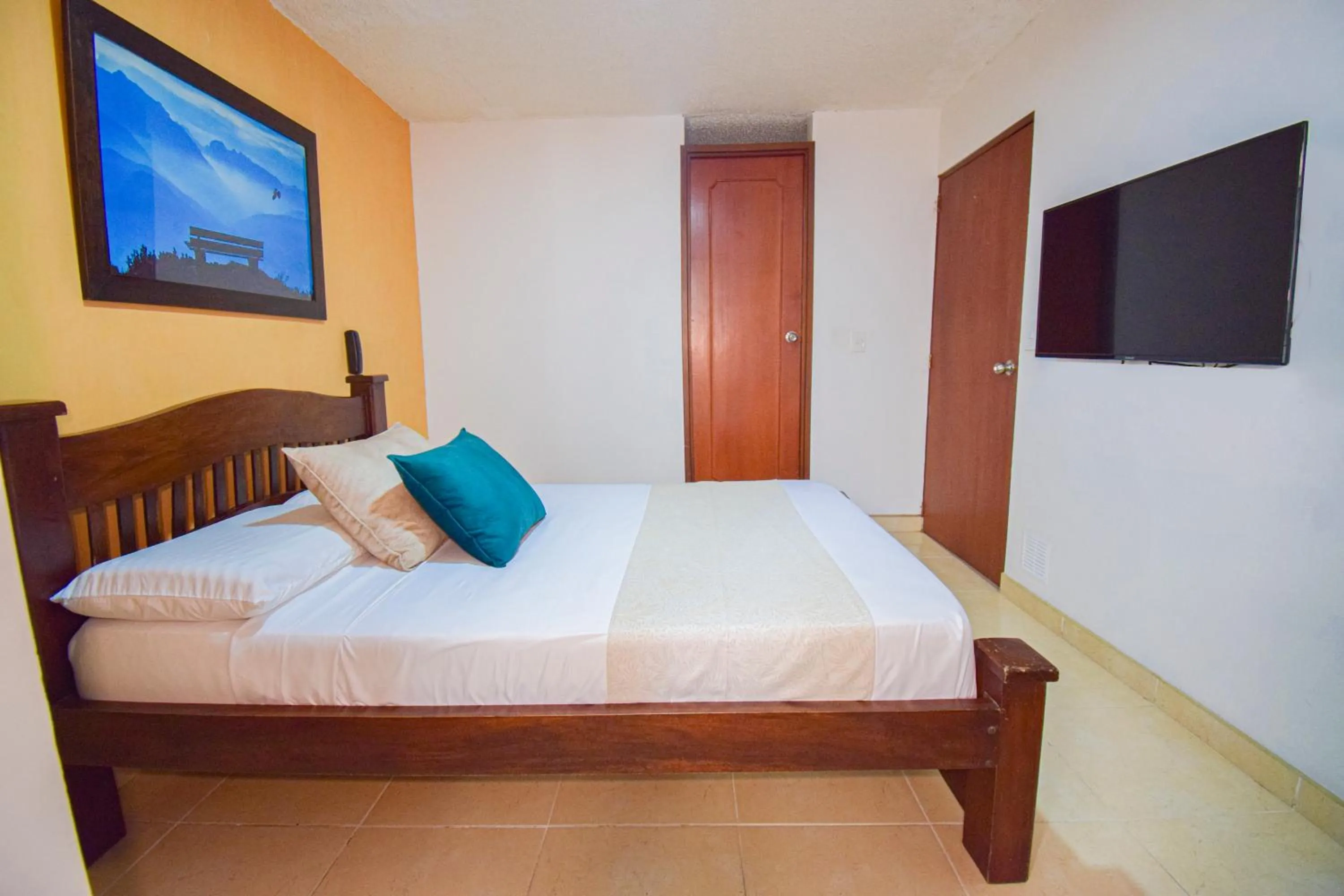 Communal lounge/ TV room, Bed in Hotel Toledo Plaza