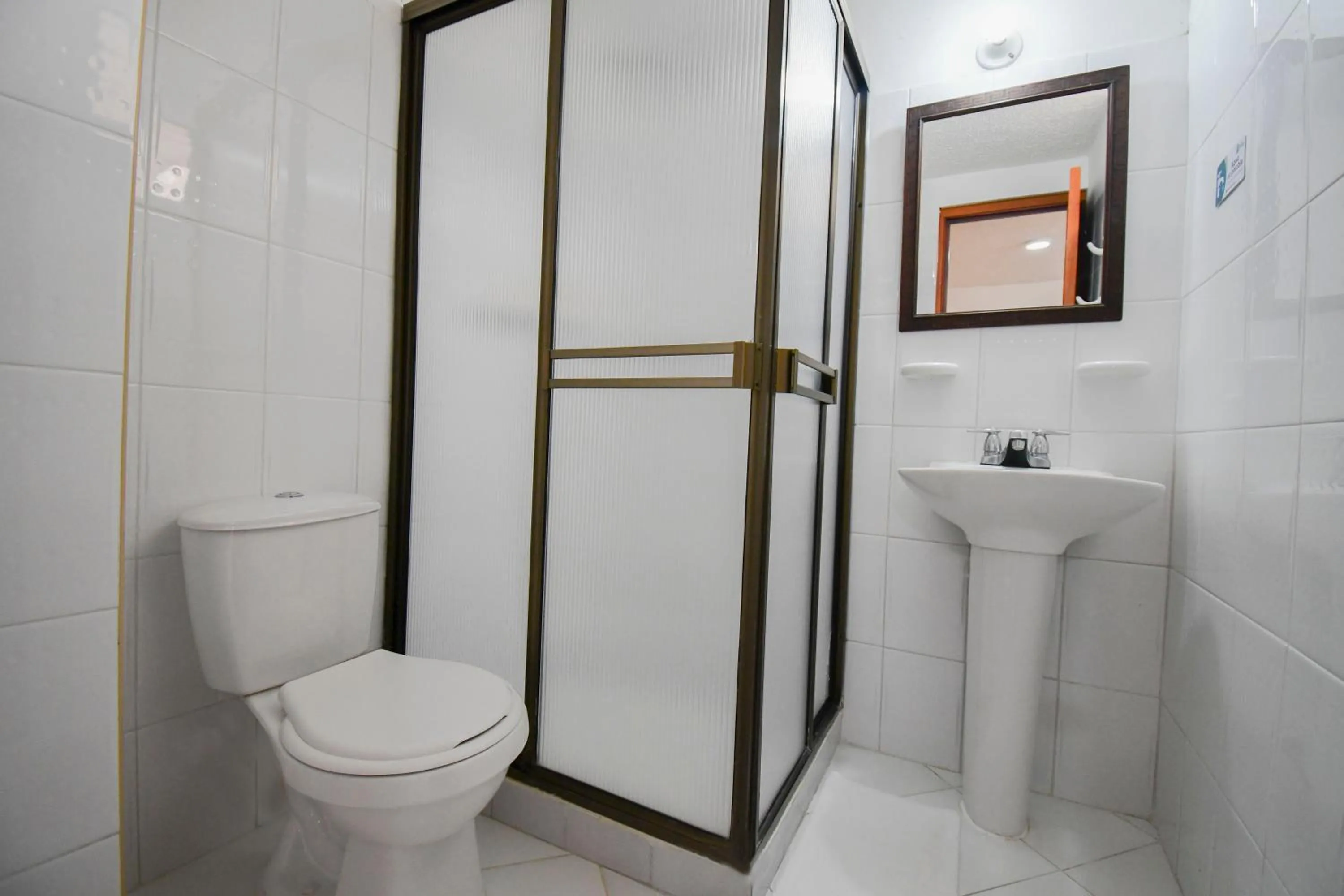 Shower in Hotel Toledo Plaza