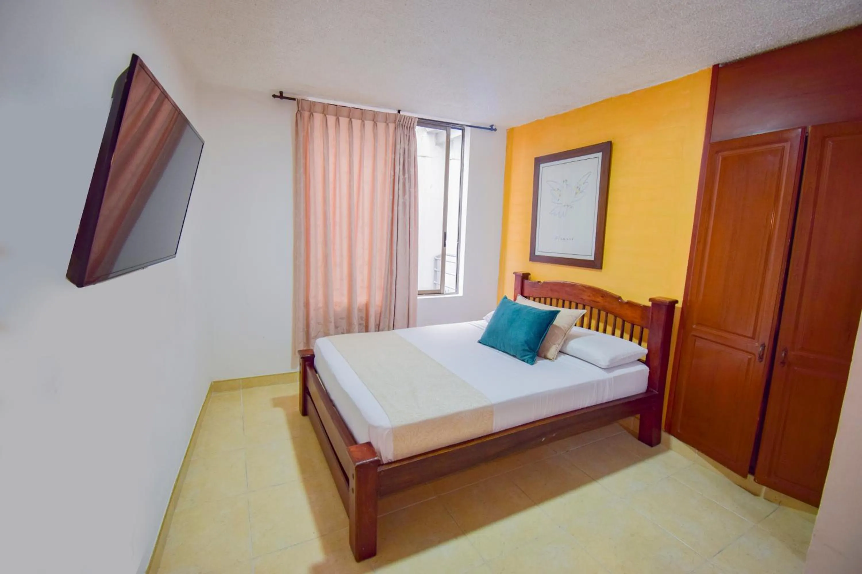 Communal lounge/ TV room, Bed in Hotel Toledo Plaza