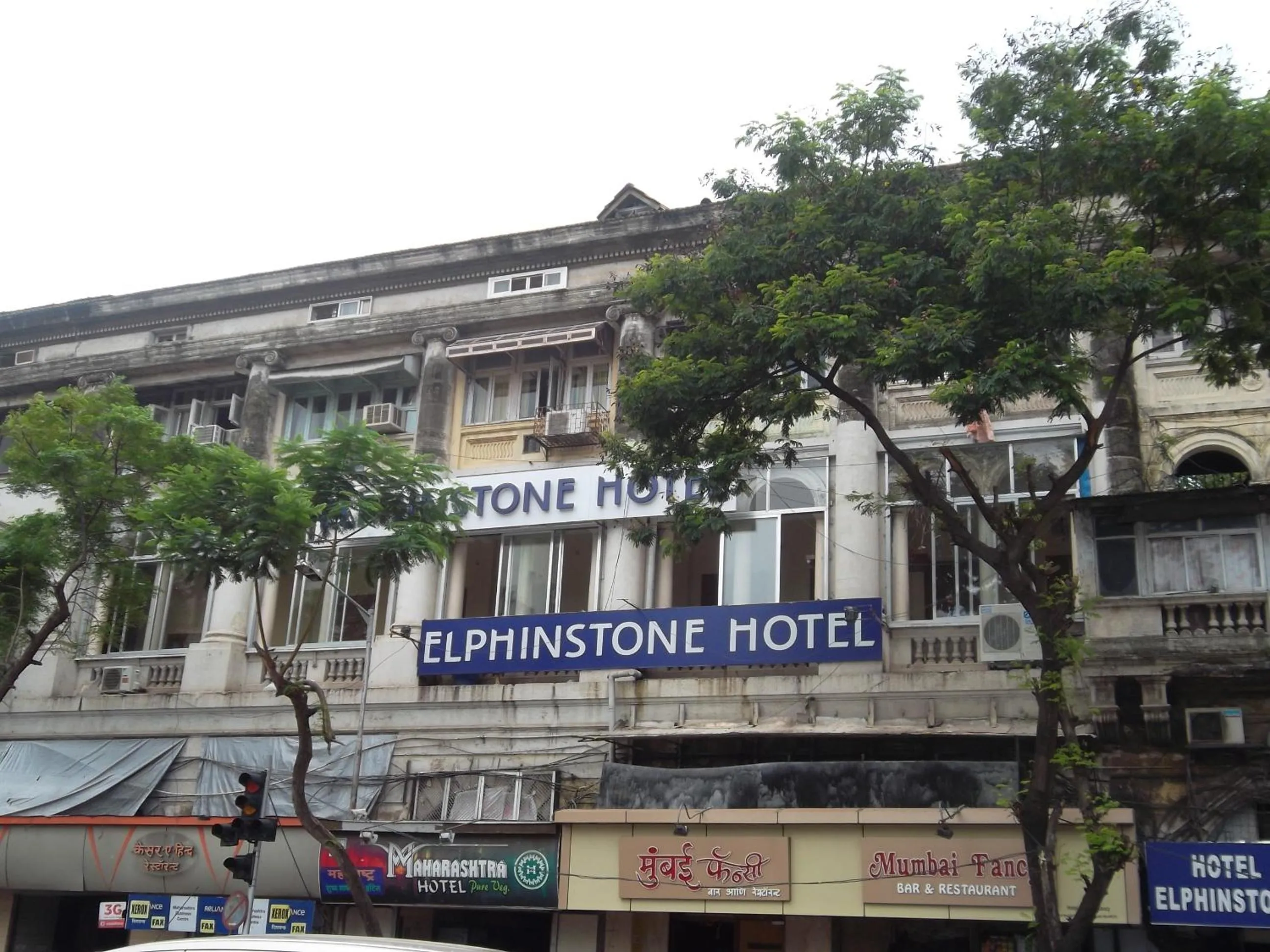 Facade/entrance in Elphinstone Hotel