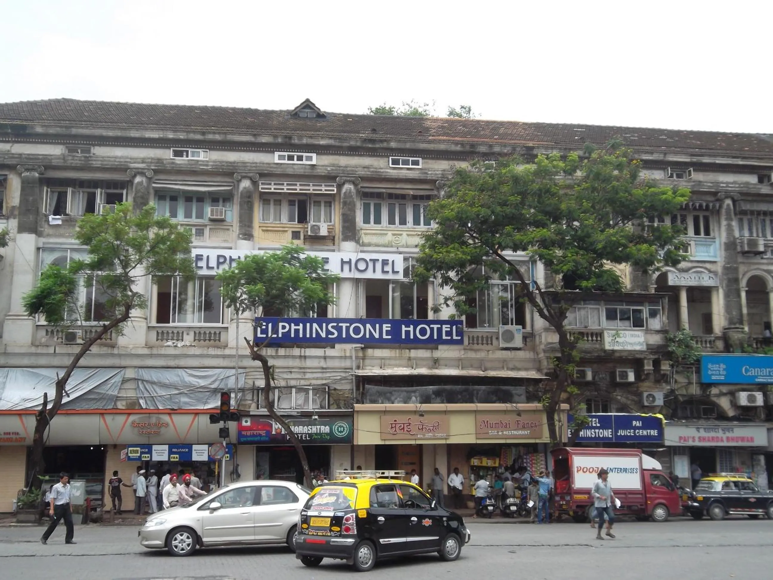 Facade/entrance in Elphinstone Hotel