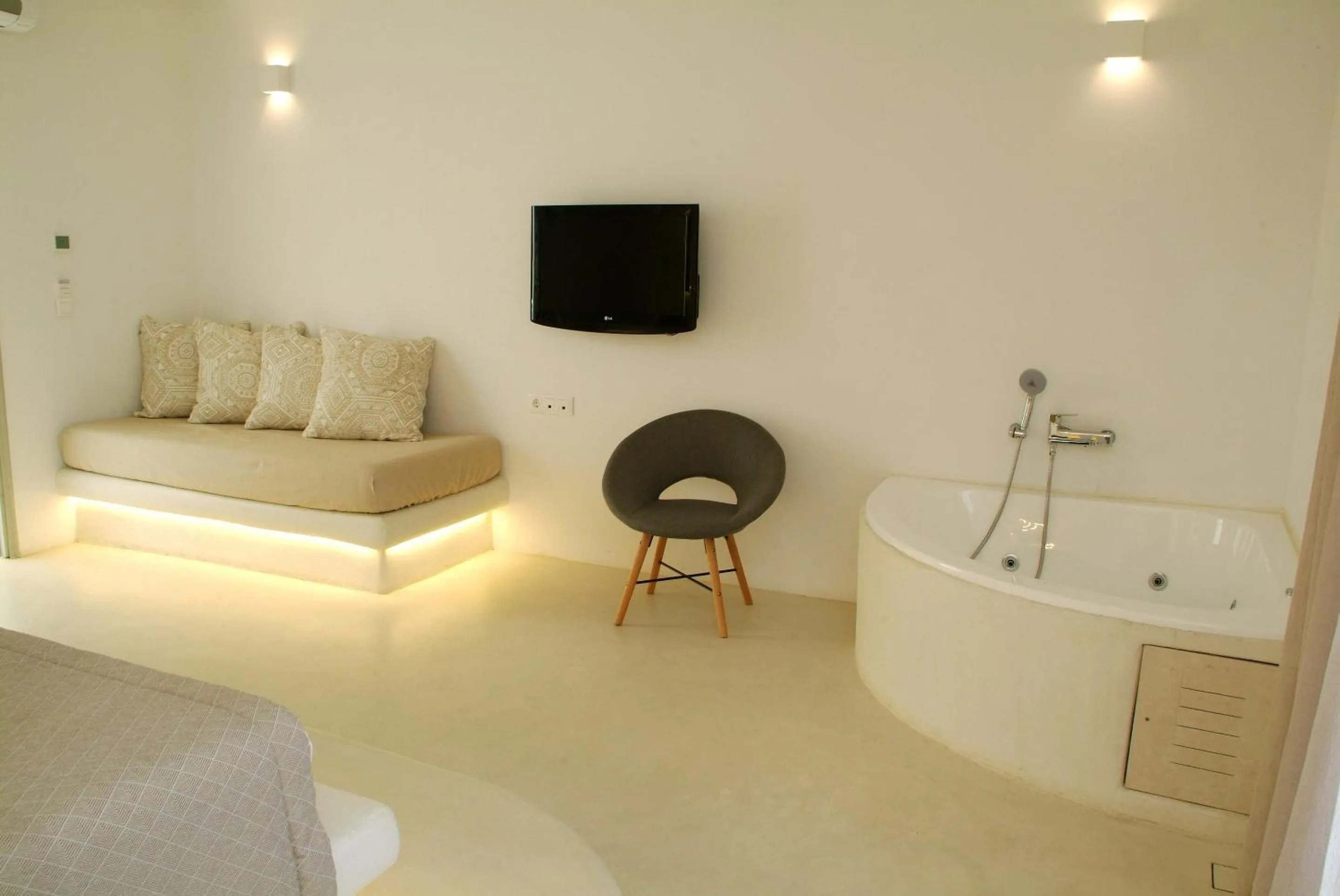 TV and multimedia in Paolas Τown Boutique Hotel