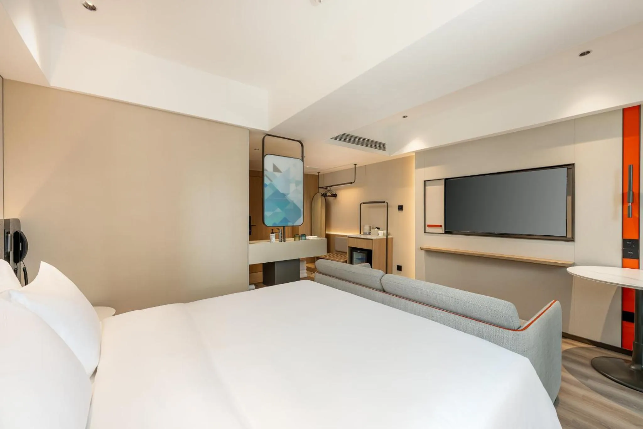 Photo of the whole room, Bed in Holiday Inn Express Guiyang Downtown by IHG