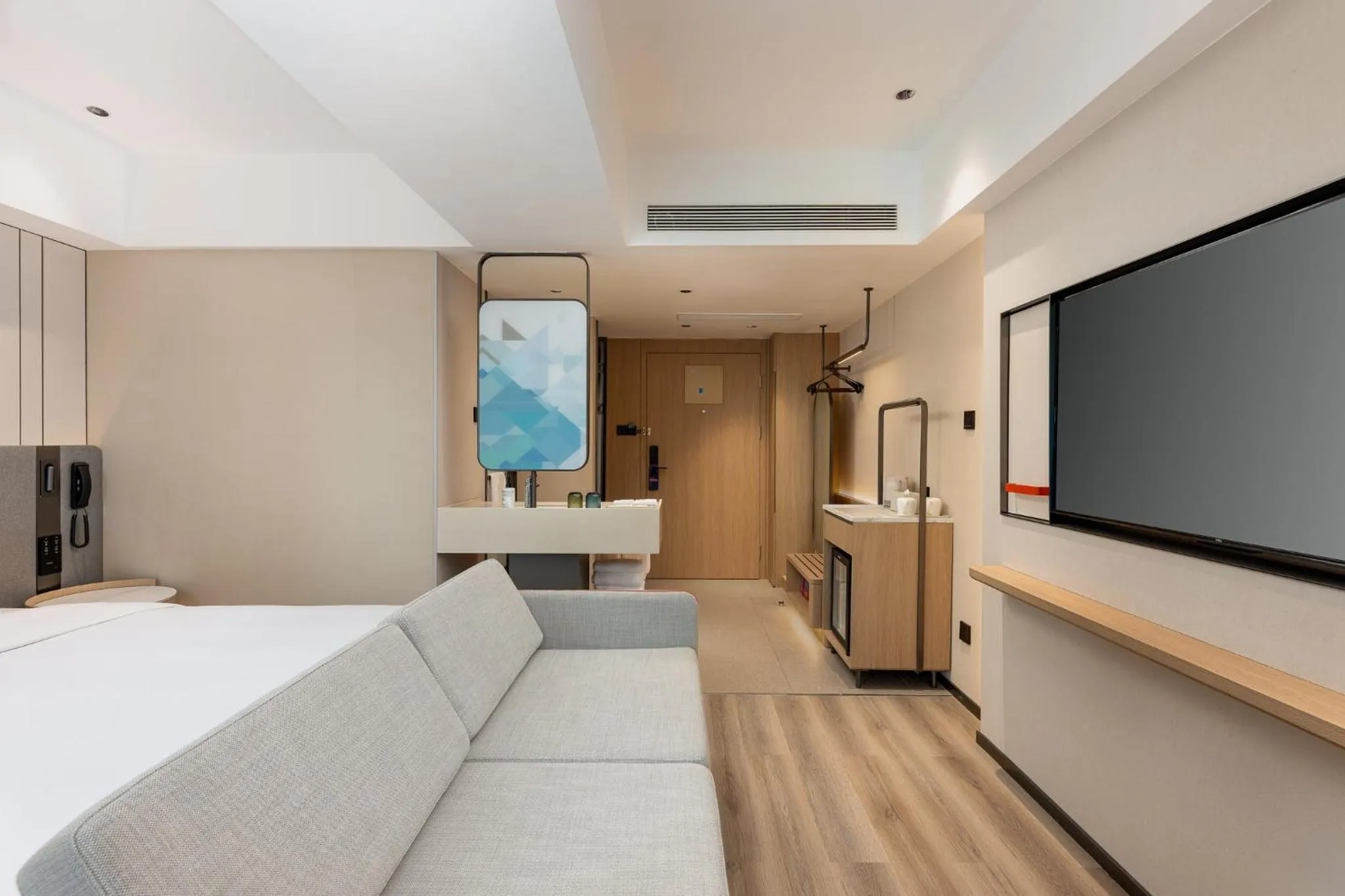 Photo of the whole room, Bed in Holiday Inn Express Guiyang Downtown by IHG