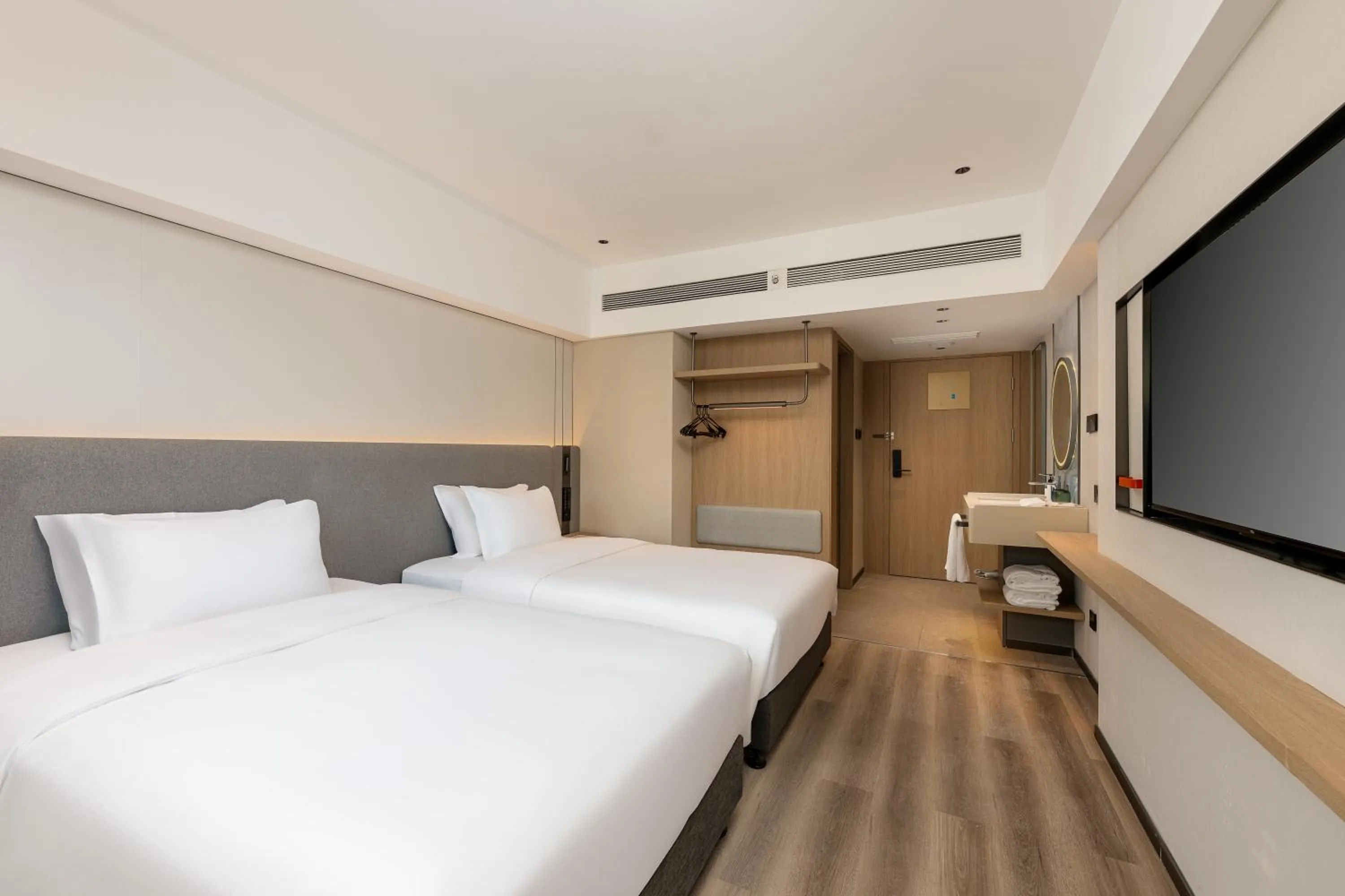 Photo of the whole room, Bed in Holiday Inn Express Guiyang Downtown by IHG