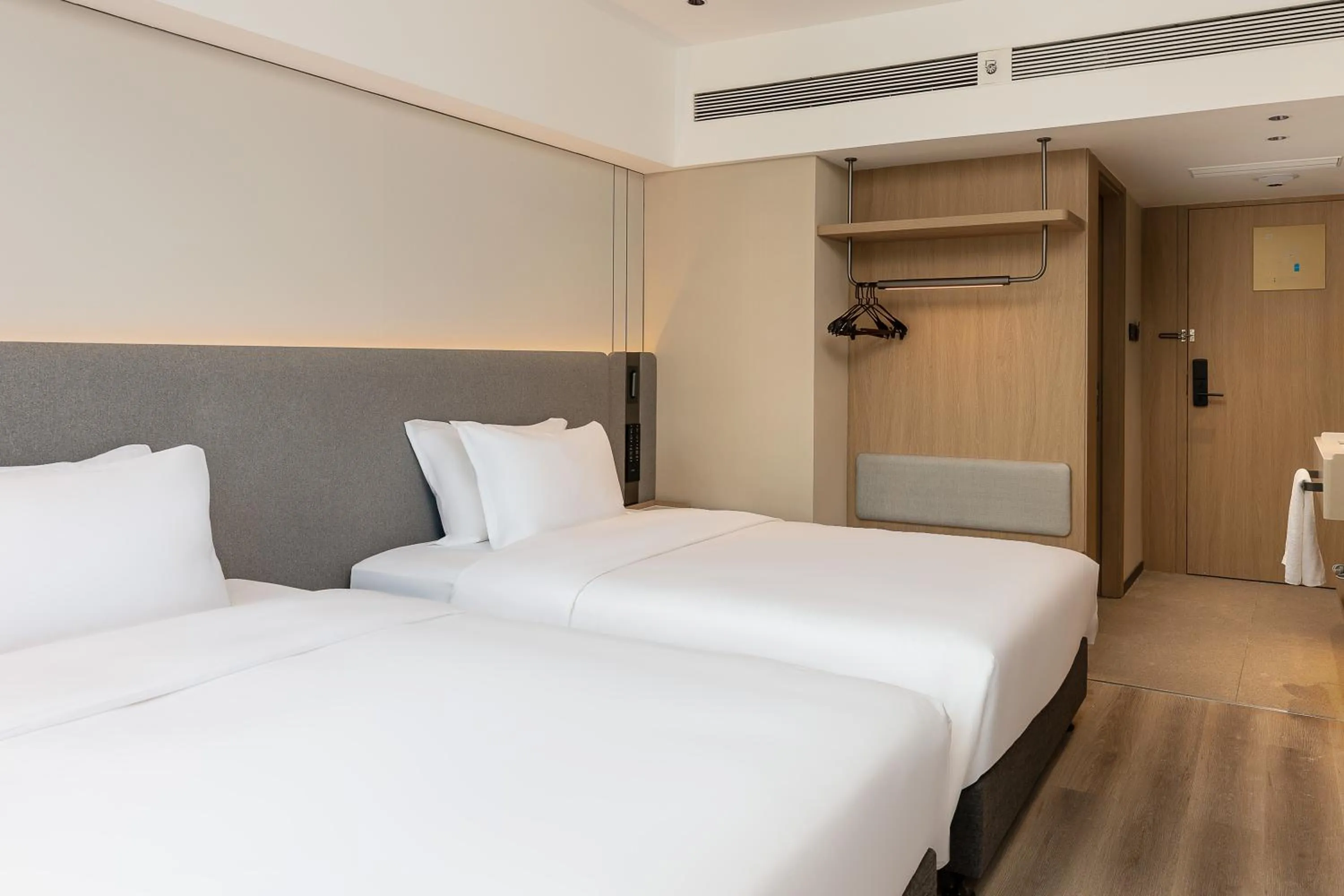 Bed in Holiday Inn Express Guiyang Downtown by IHG