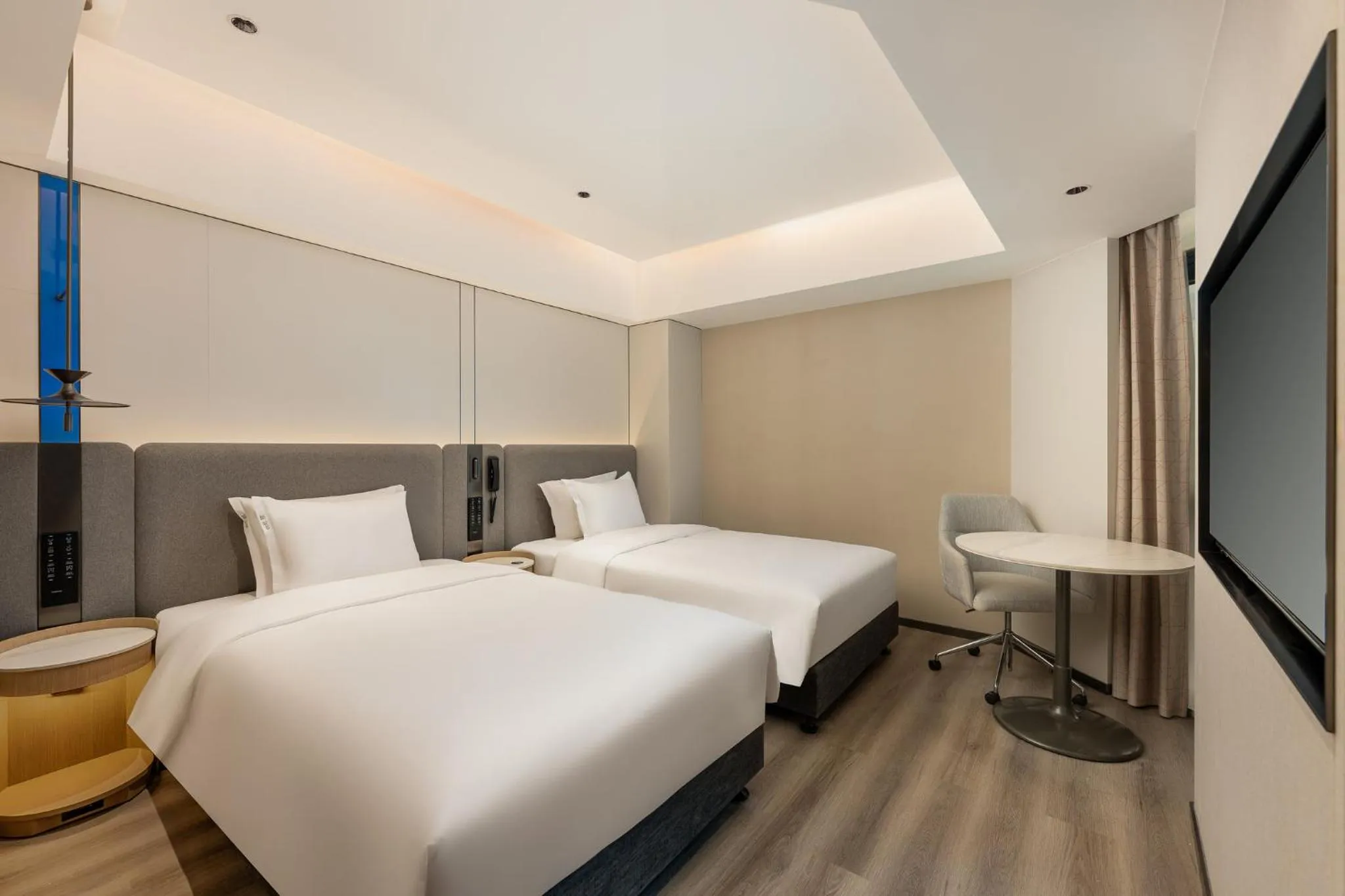 Photo of the whole room, Bed in Holiday Inn Express Guiyang Downtown by IHG