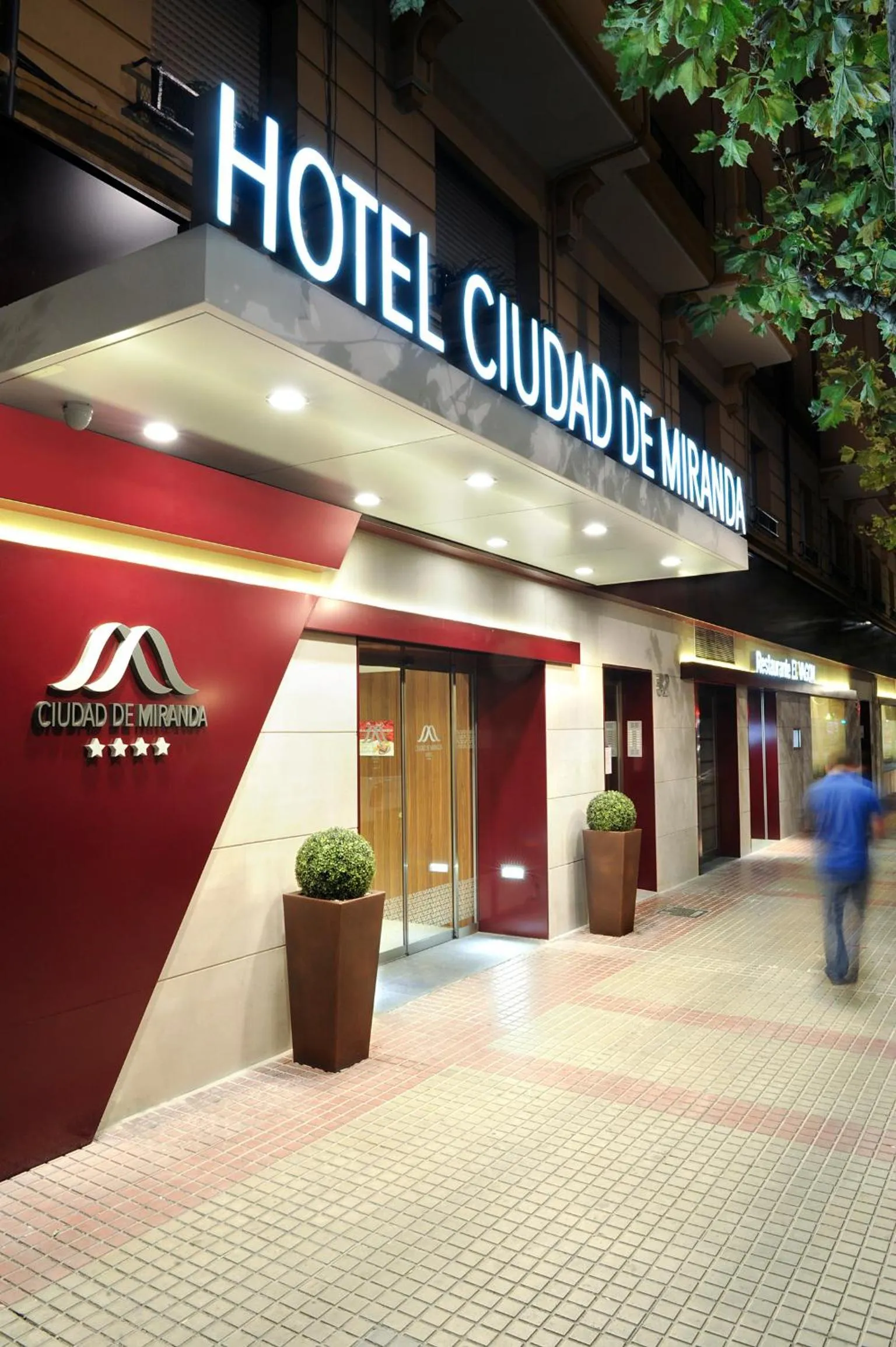 Facade/entrance in Sercotel Ciudad de Miranda