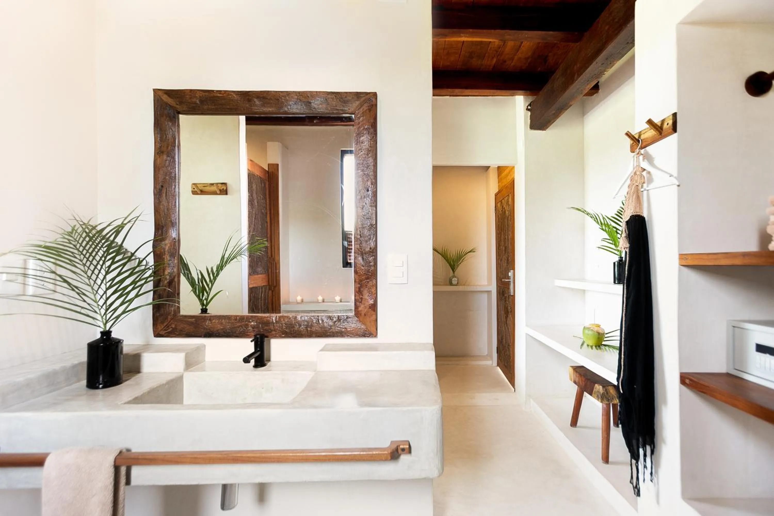 Bathroom, Bed in Mohave Jungle Rooms