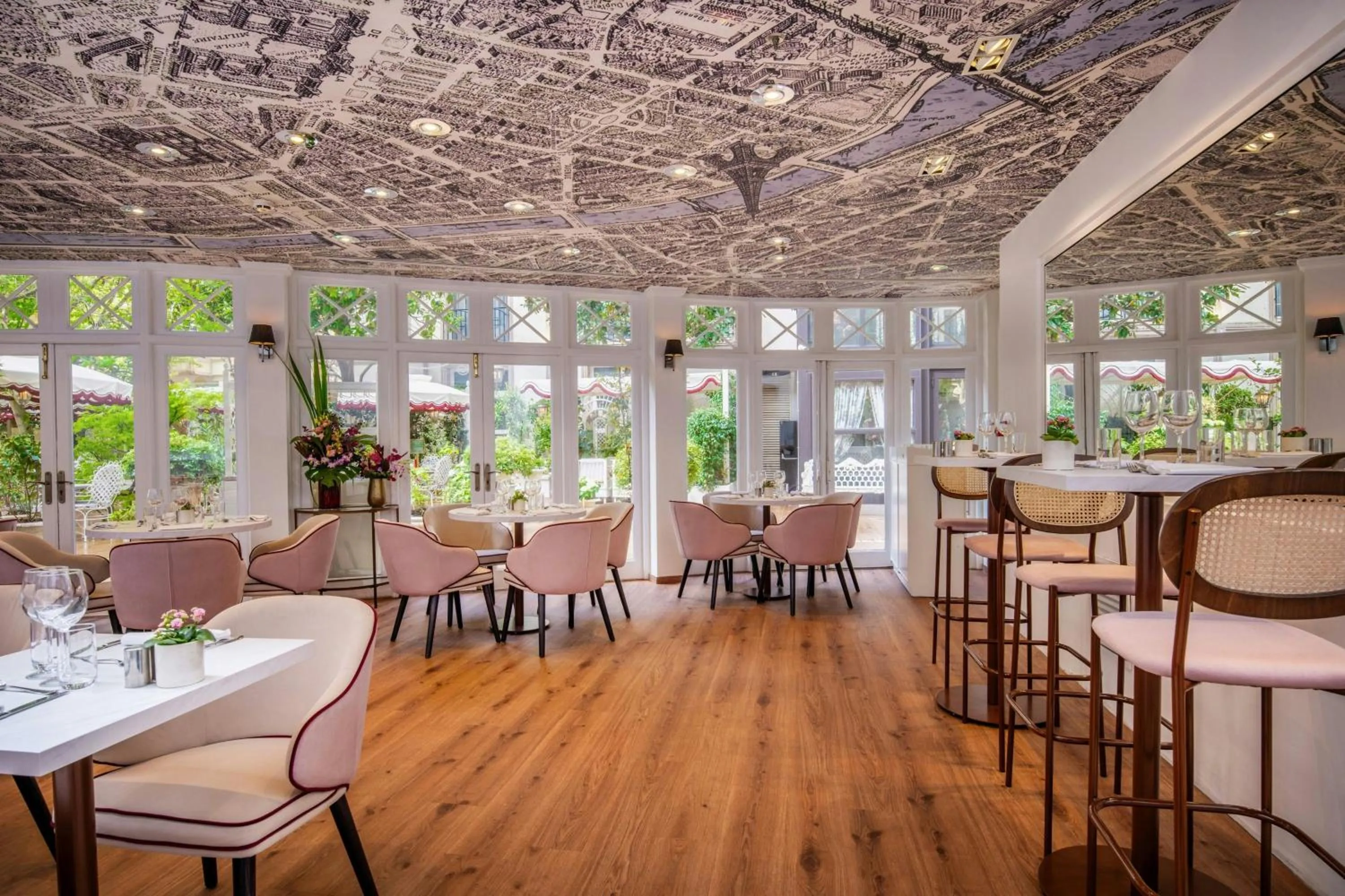 Restaurant/places to eat in Renaissance Paris Nobel Tour Eiffel Hotel