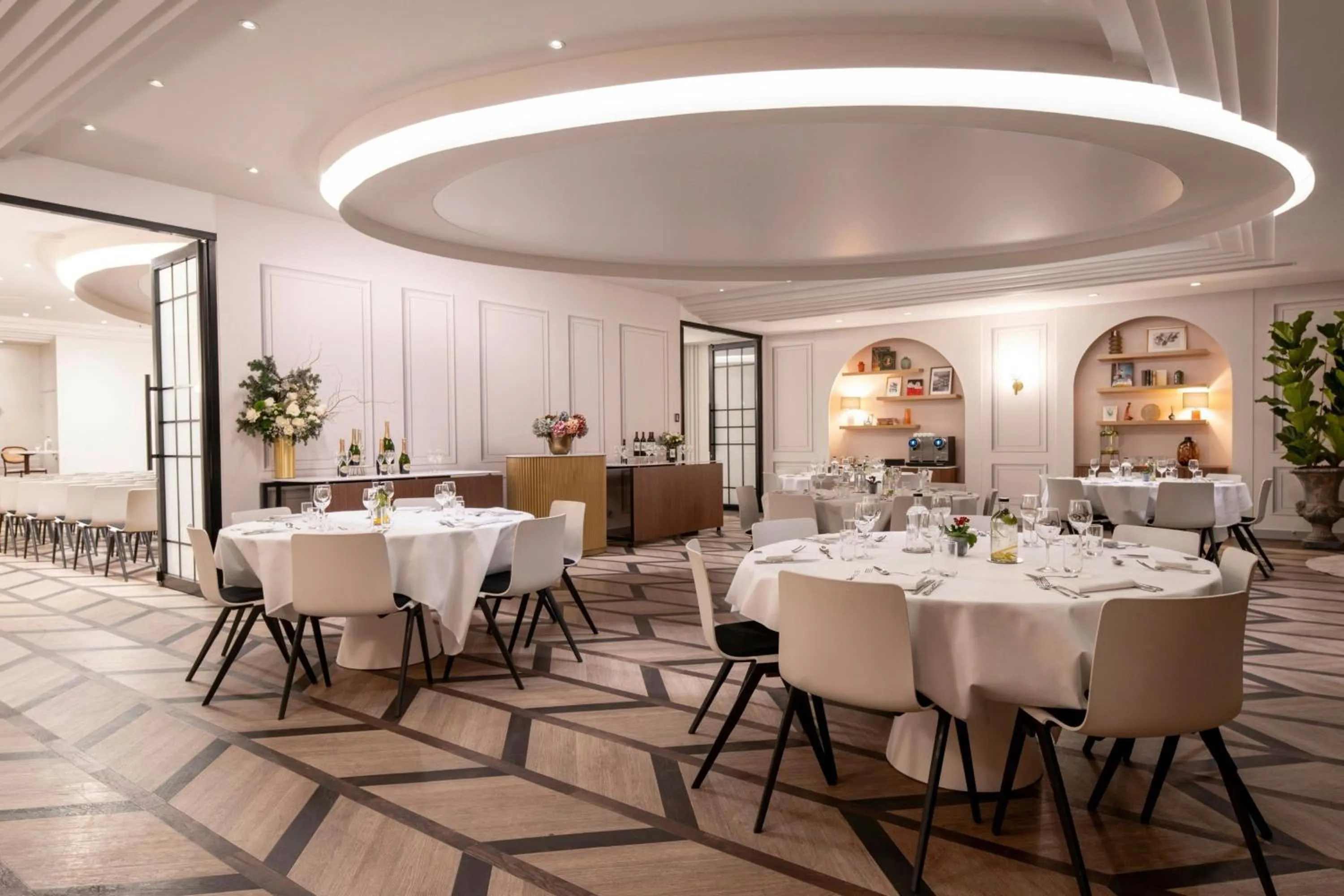 Lounge or bar in Renaissance Paris Nobel Tour Eiffel Hotel