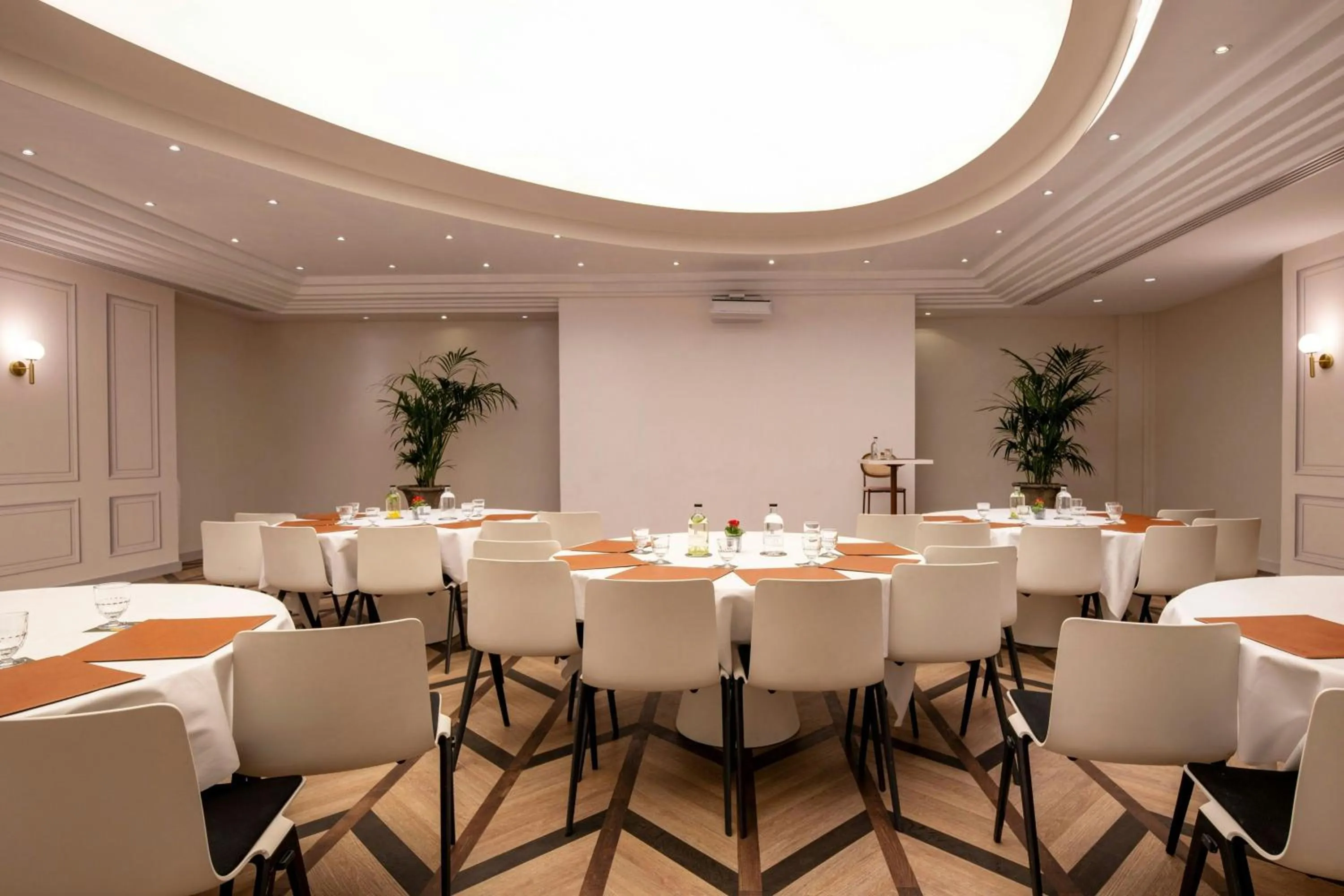 Lounge or bar in Renaissance Paris Nobel Tour Eiffel Hotel