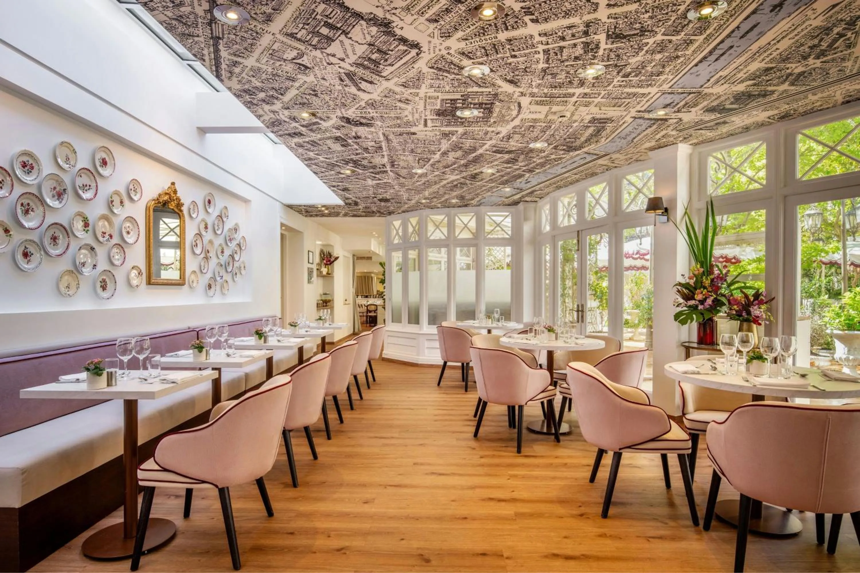 Restaurant/places to eat in Renaissance Paris Nobel Tour Eiffel Hotel