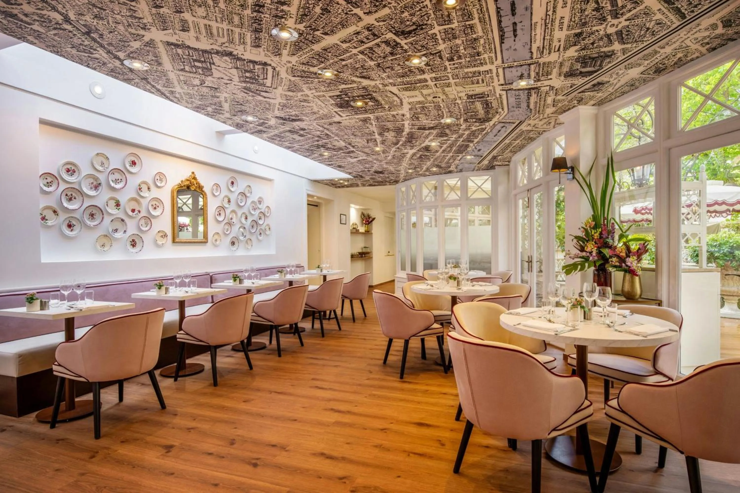 Restaurant/places to eat in Renaissance Paris Nobel Tour Eiffel Hotel