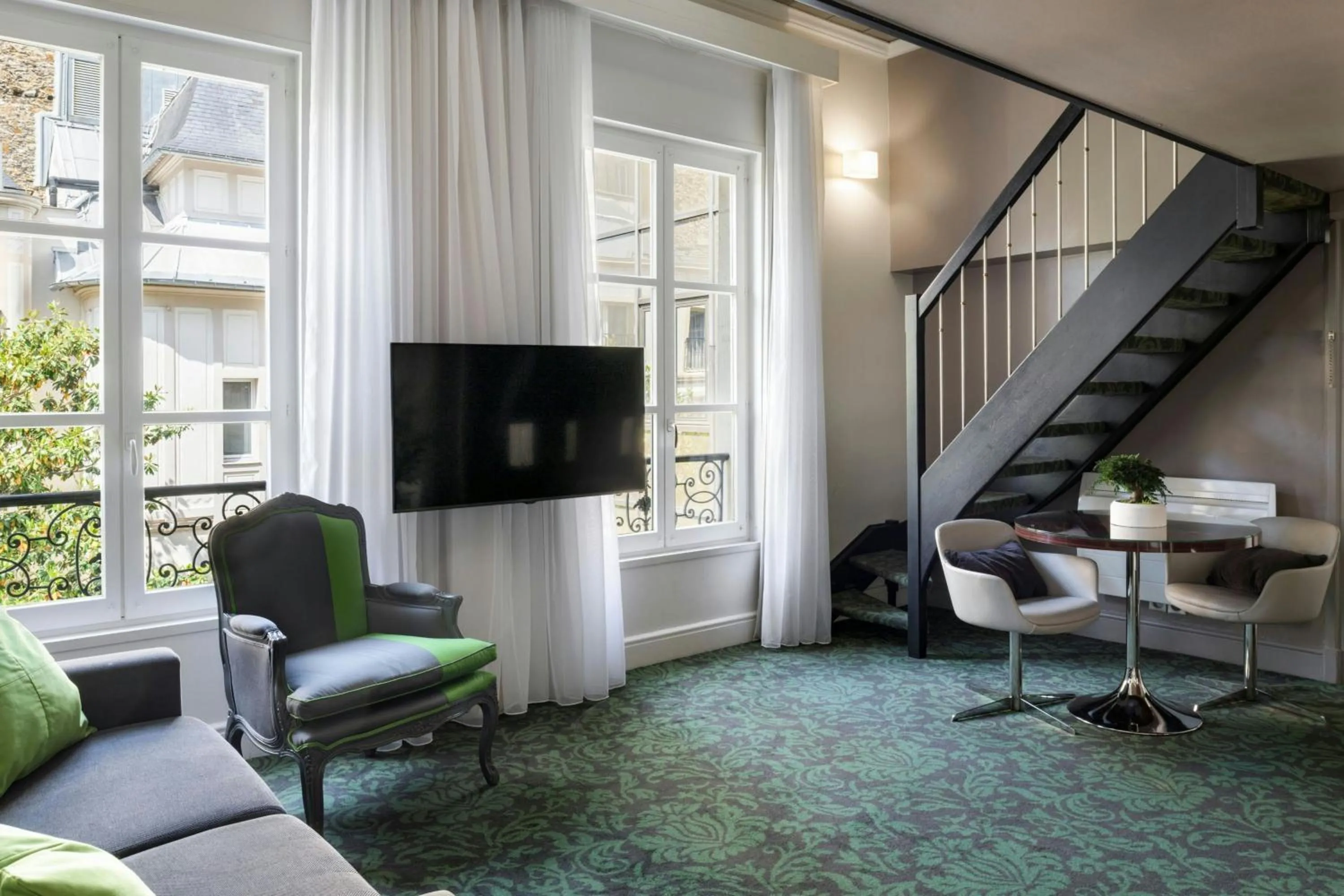 Living room in Renaissance Paris Nobel Tour Eiffel Hotel