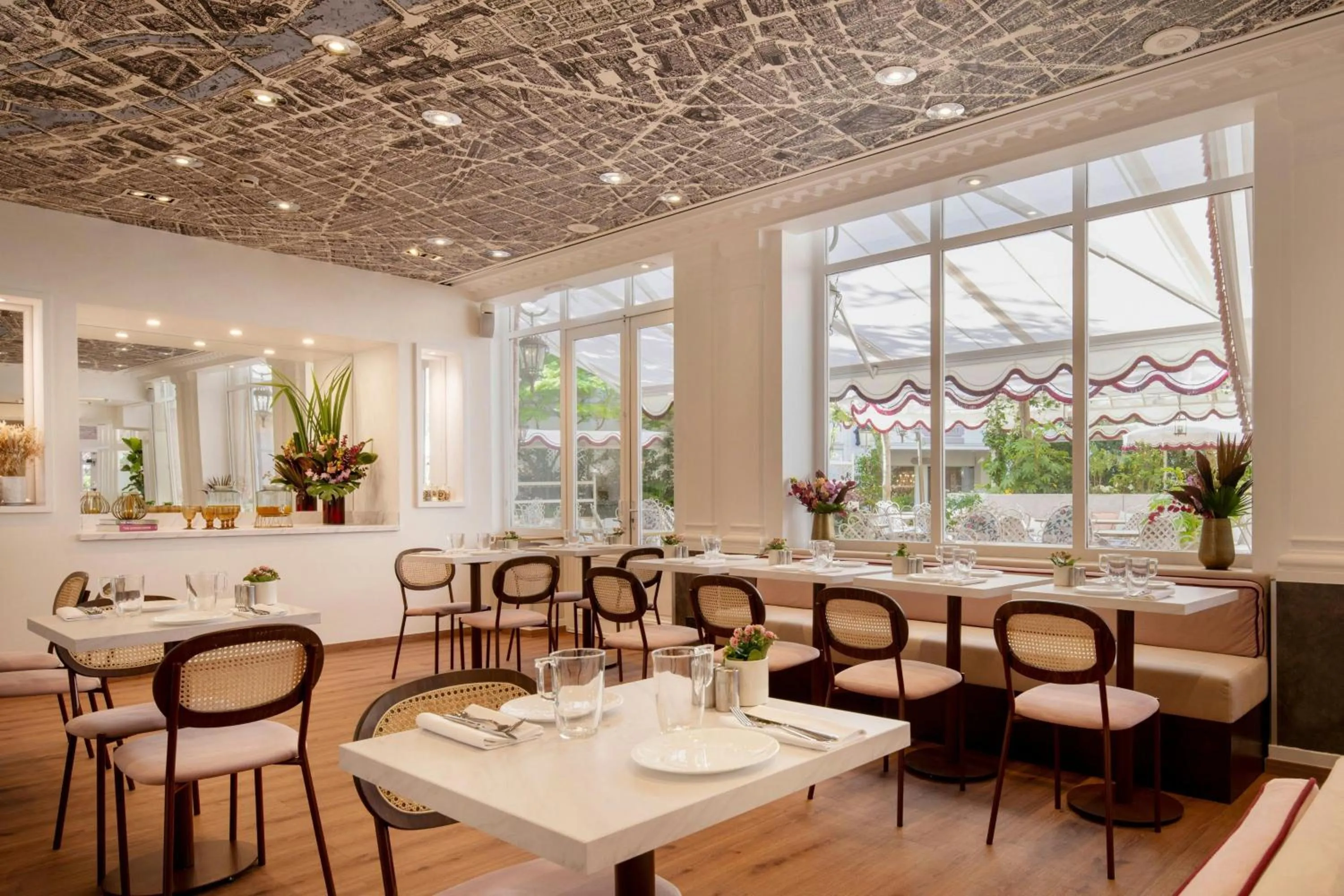 Restaurant/places to eat in Renaissance Paris Nobel Tour Eiffel Hotel