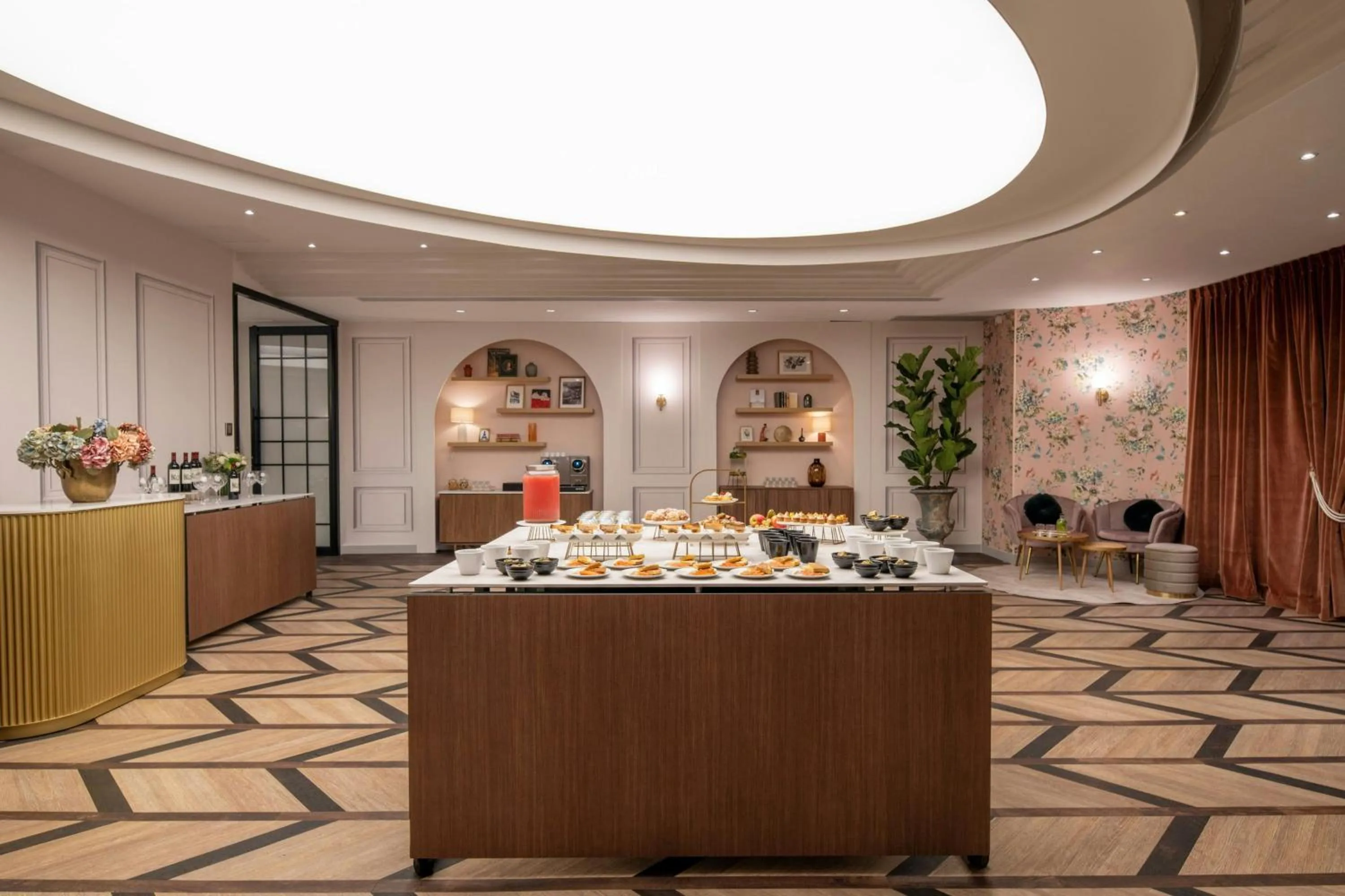 Lounge or bar in Renaissance Paris Nobel Tour Eiffel Hotel