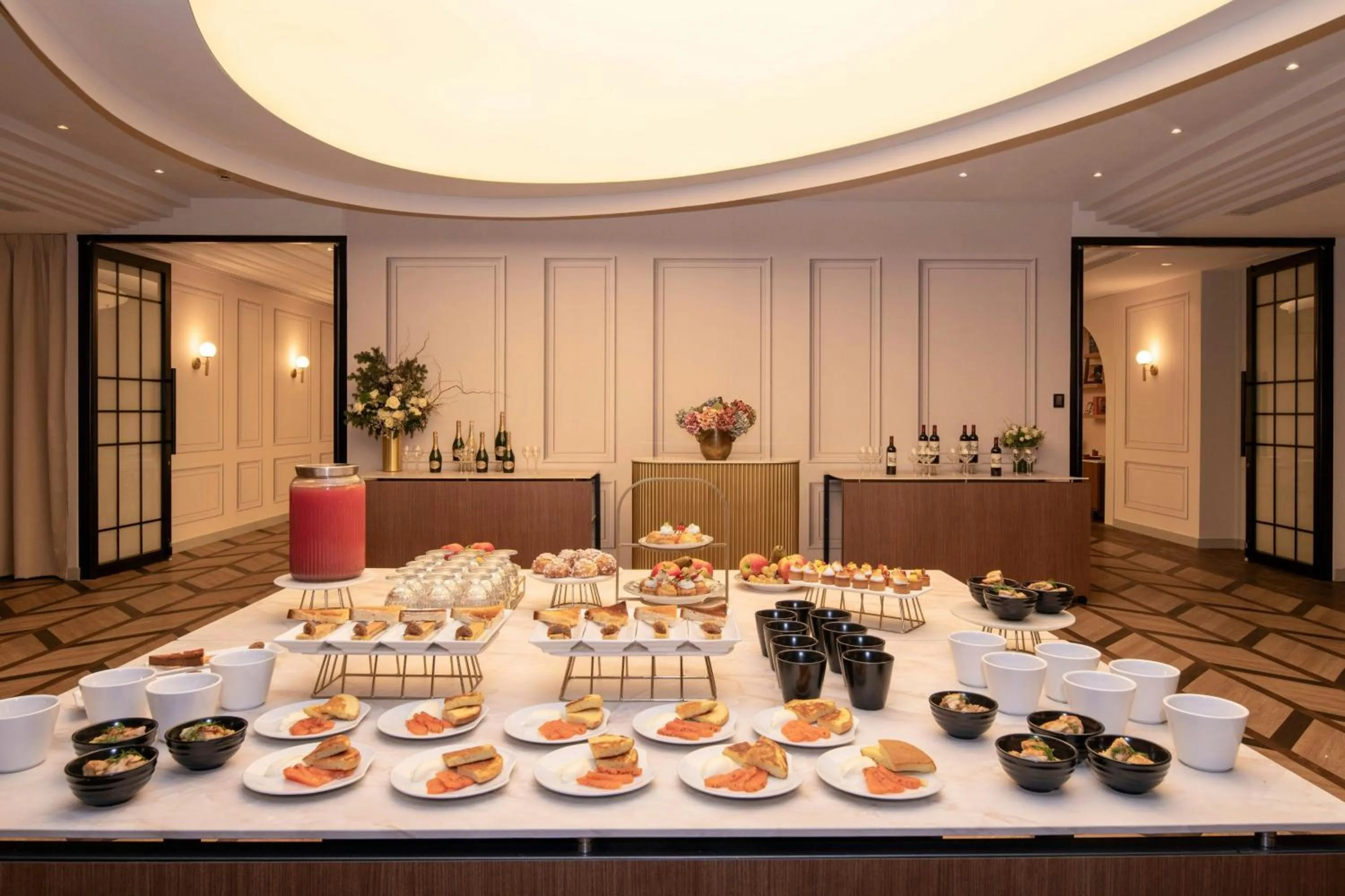 Lounge or bar in Renaissance Paris Nobel Tour Eiffel Hotel