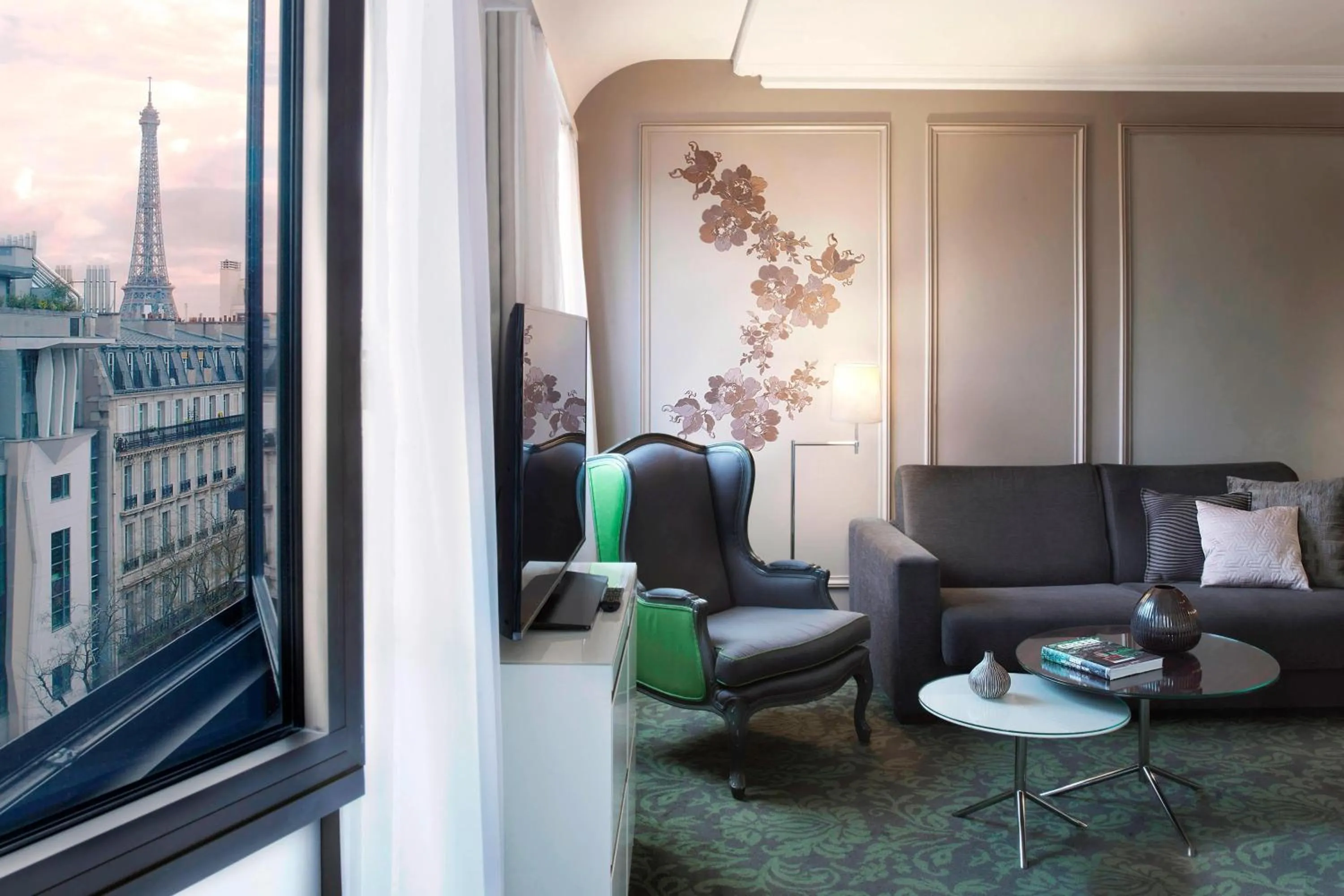 Photo of the whole room in Renaissance Paris Nobel Tour Eiffel Hotel