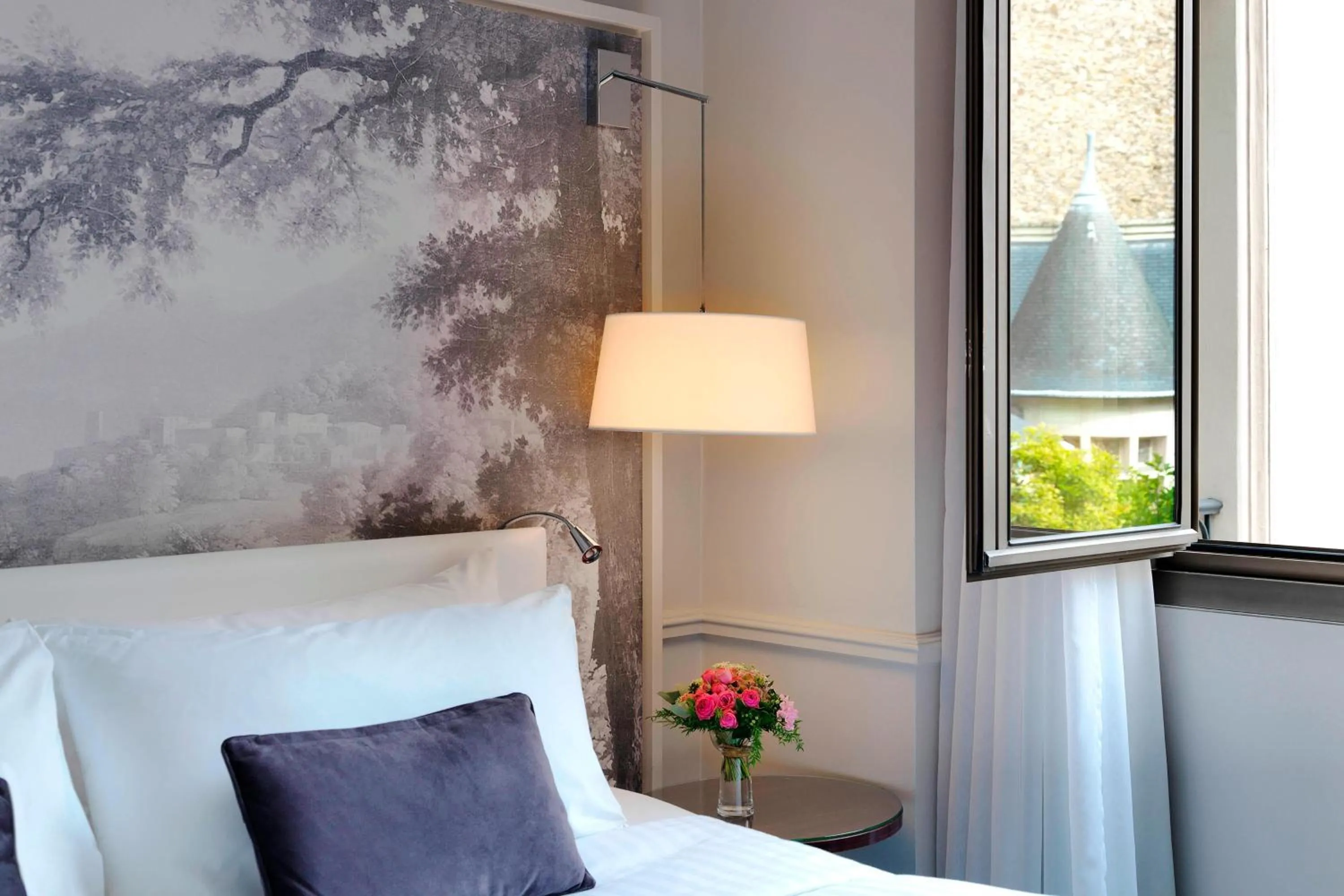 Photo of the whole room, Bed in Renaissance Paris Nobel Tour Eiffel Hotel