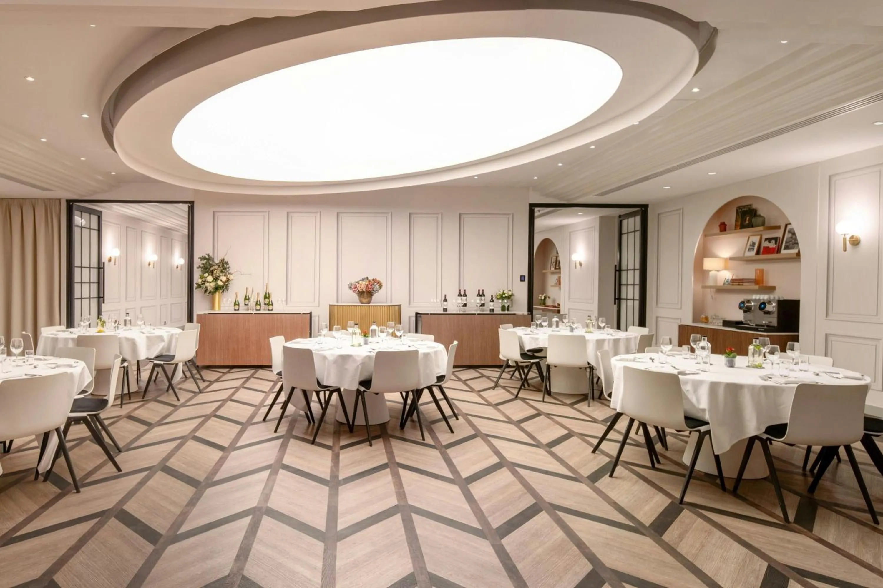 Lounge or bar in Renaissance Paris Nobel Tour Eiffel Hotel