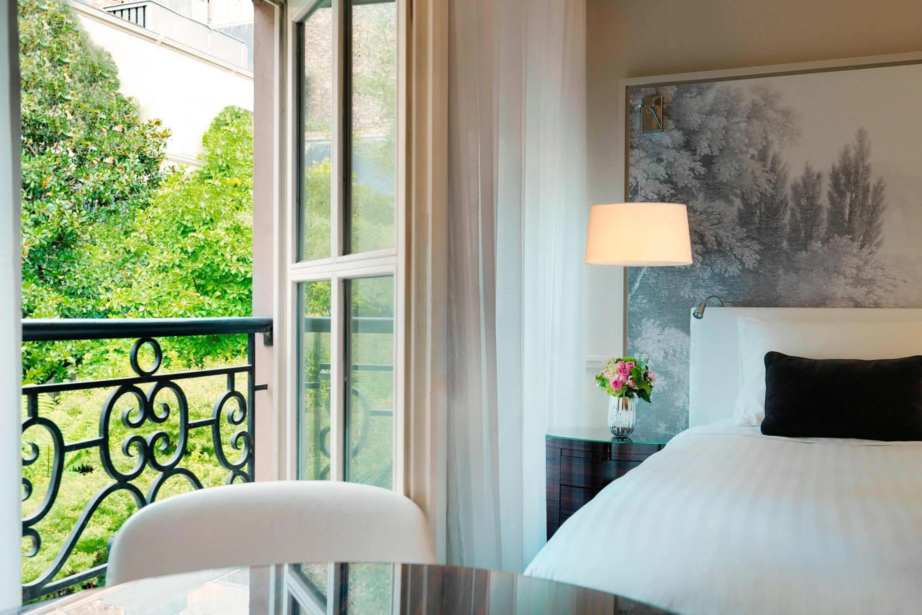 Photo of the whole room, Bed in Renaissance Paris Nobel Tour Eiffel Hotel