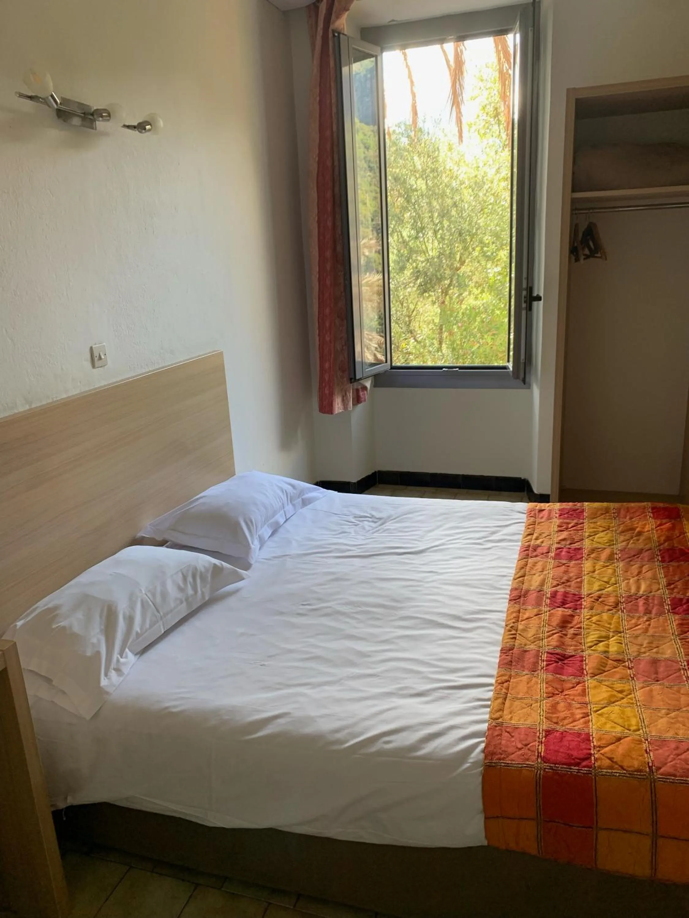 Bed in Hôtel Colombo- Porto Corse