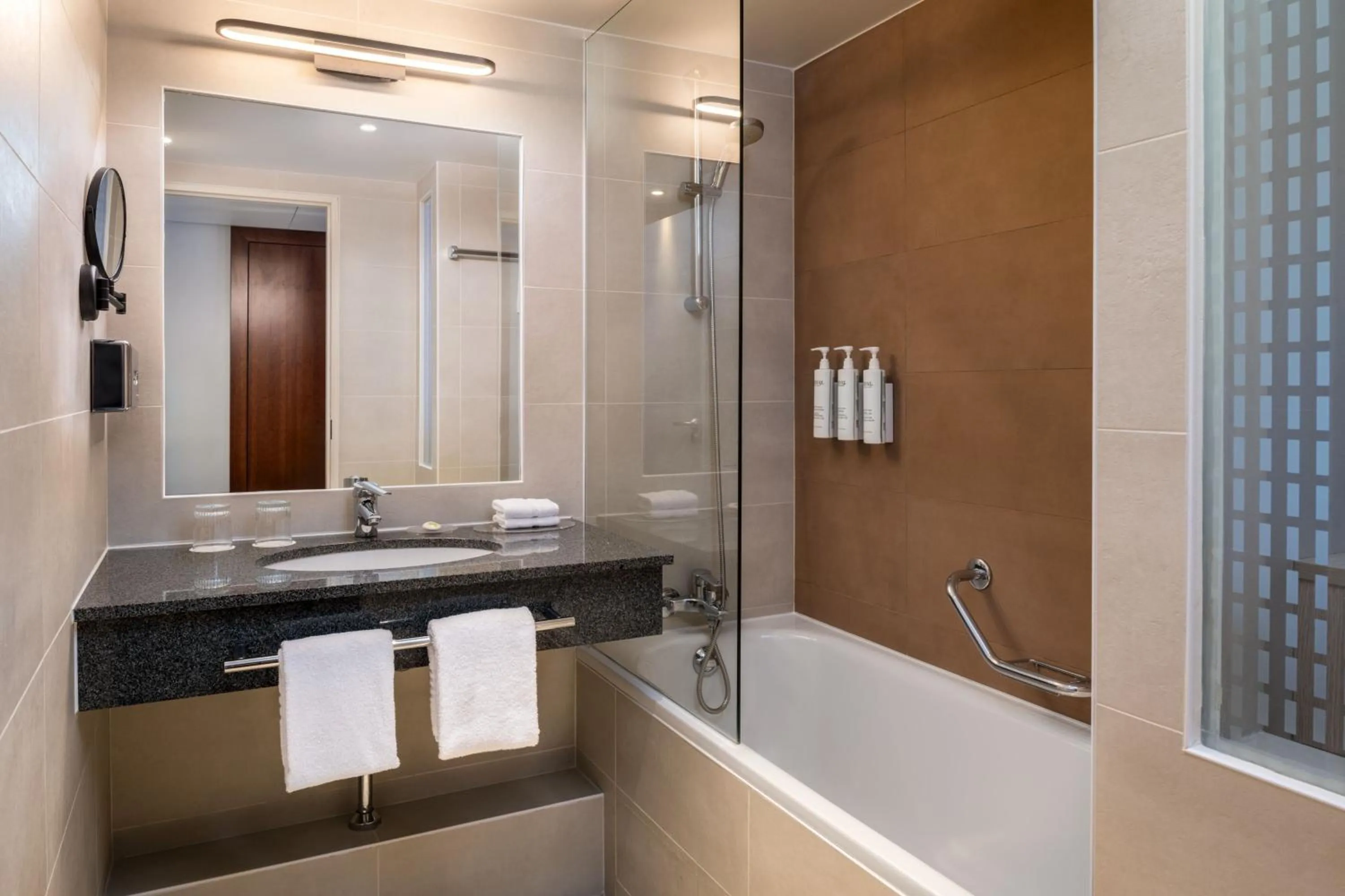 Bathroom in Courtyard by Marriott Paris La Defense West - Colombes