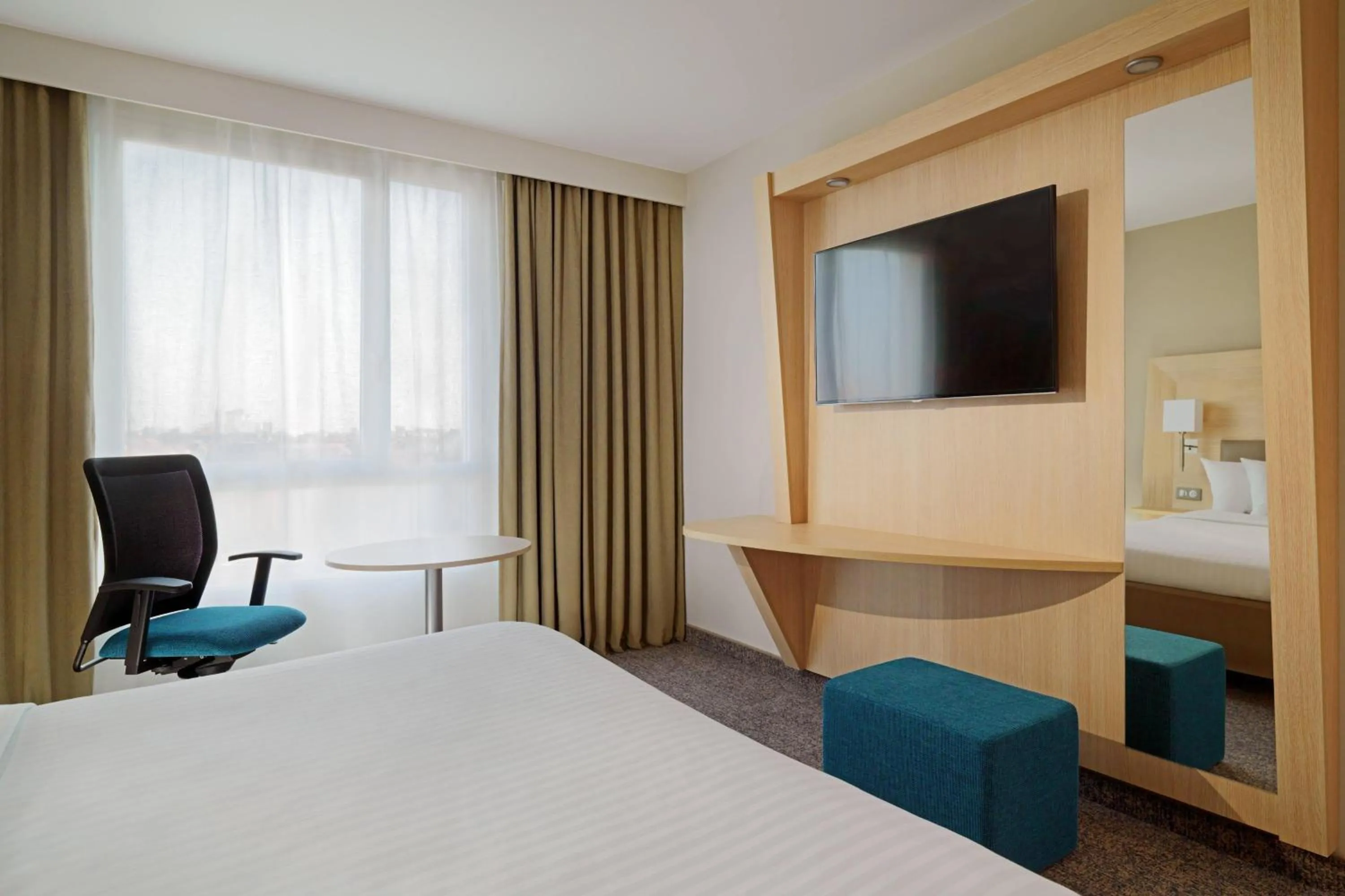Photo of the whole room, Bed in Courtyard by Marriott Paris La Defense West - Colombes
