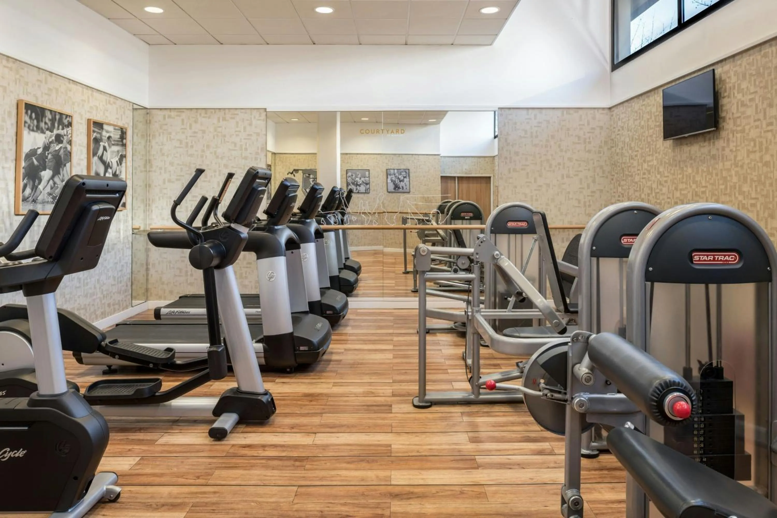 Fitness centre/facilities in Courtyard by Marriott Paris La Defense West - Colombes