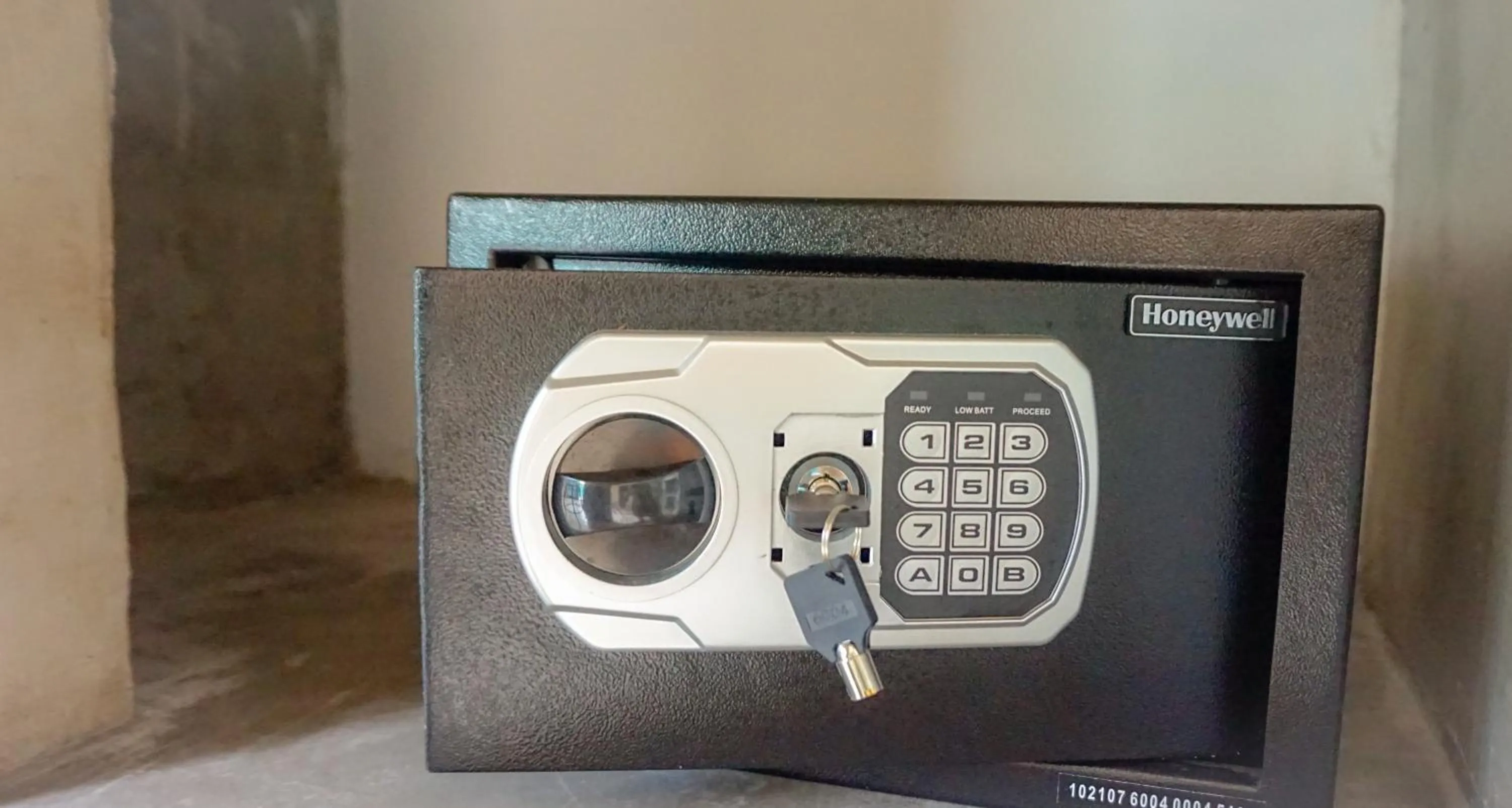 safe in Les Suites Calle 2 by Galian