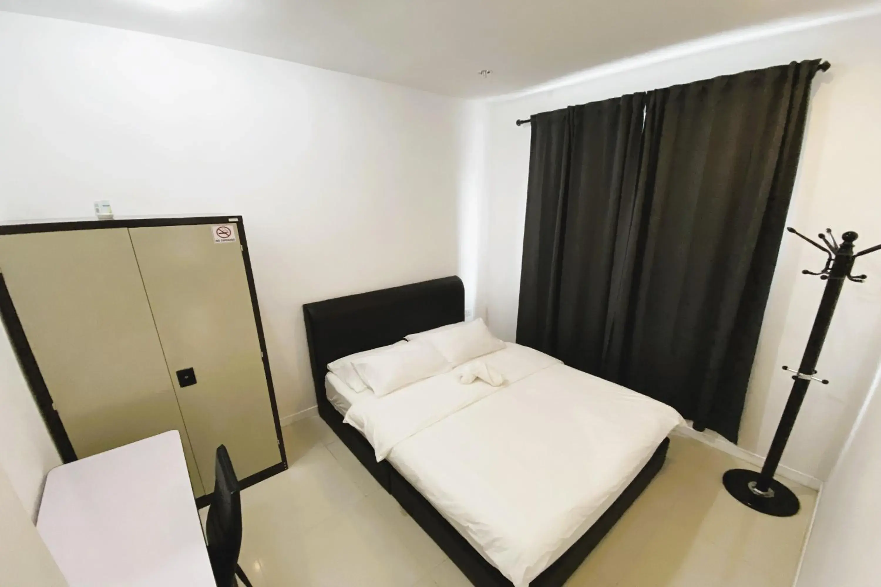 Queen Room with Shared Bathroom in Island Hostel Bayan Lepas Airport Queen Room with Shared Bathroom in Island Hostel Bayan Lepas Airport
