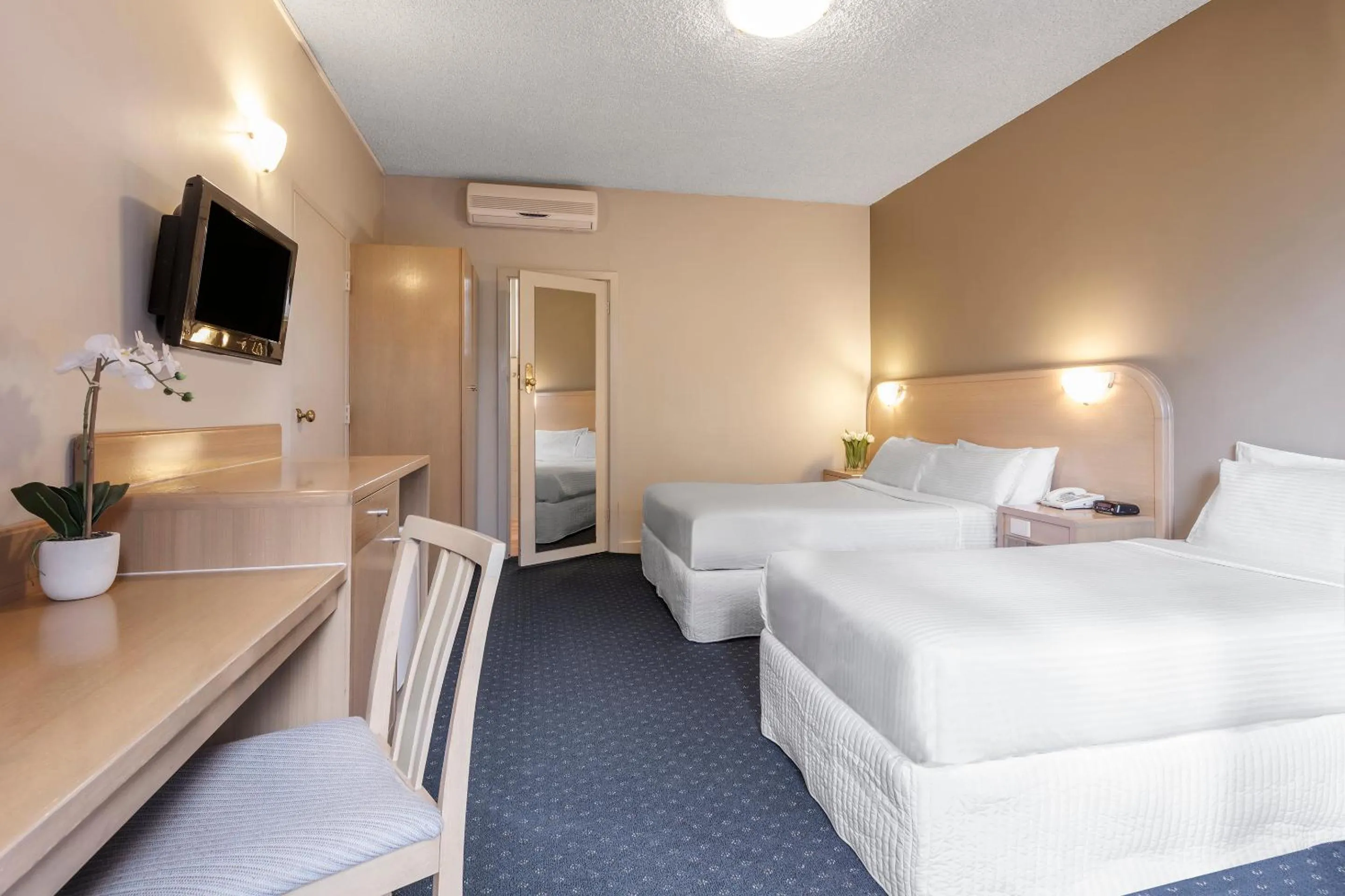 Seating area, Bed in Dorset Gardens Hotel