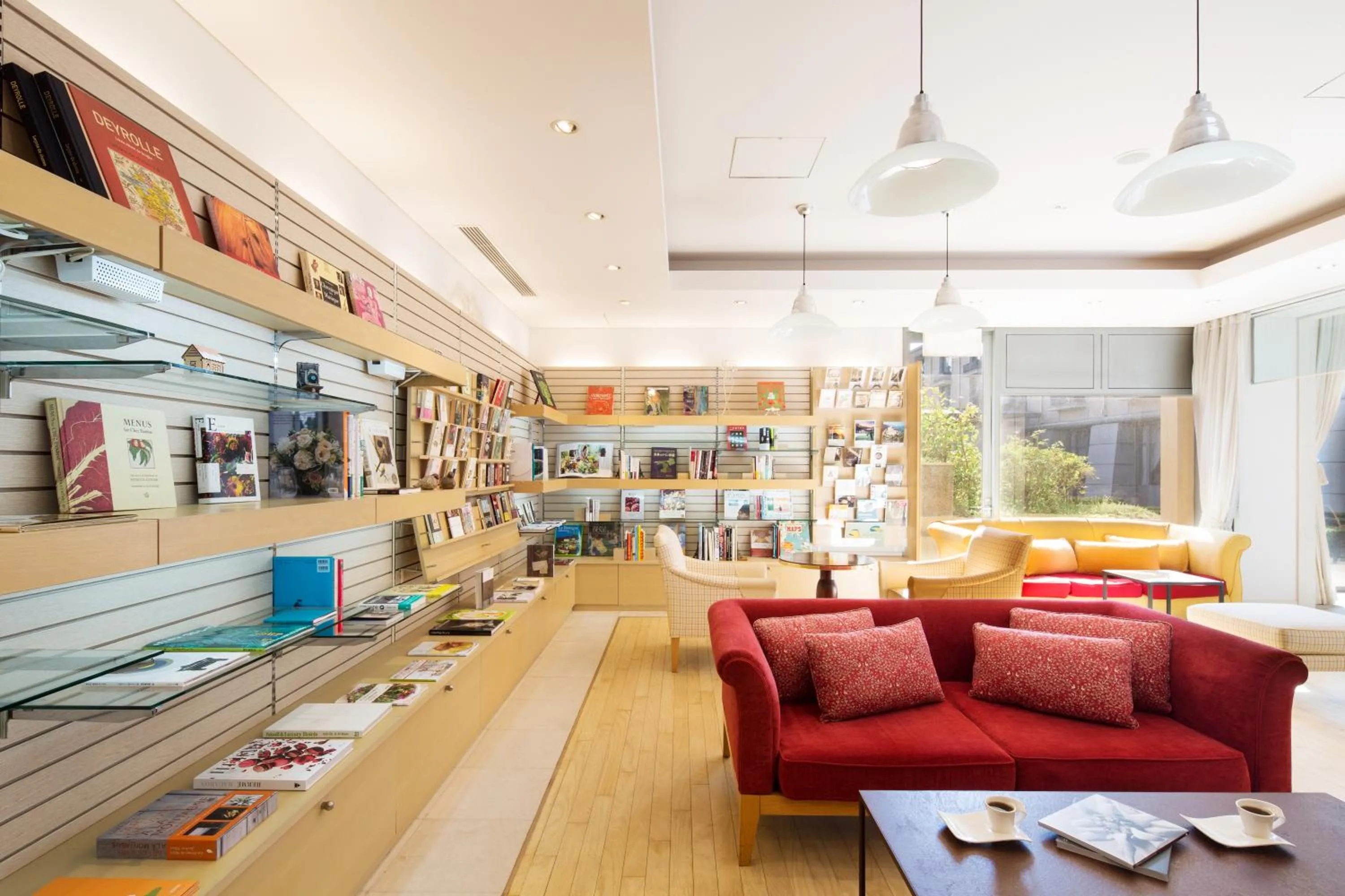 Library in L'Hotel de Hiei