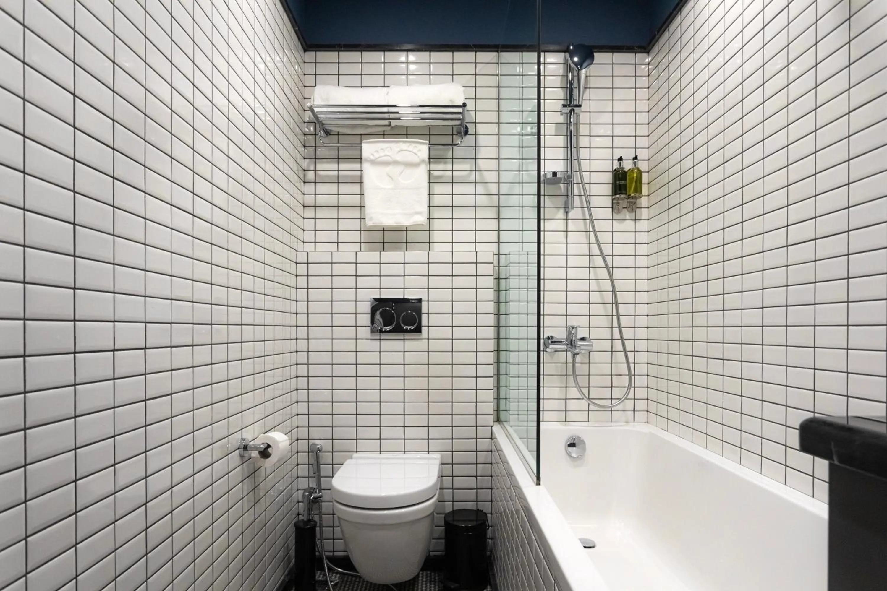 Shower in Puris Moedani Boutique Hotel